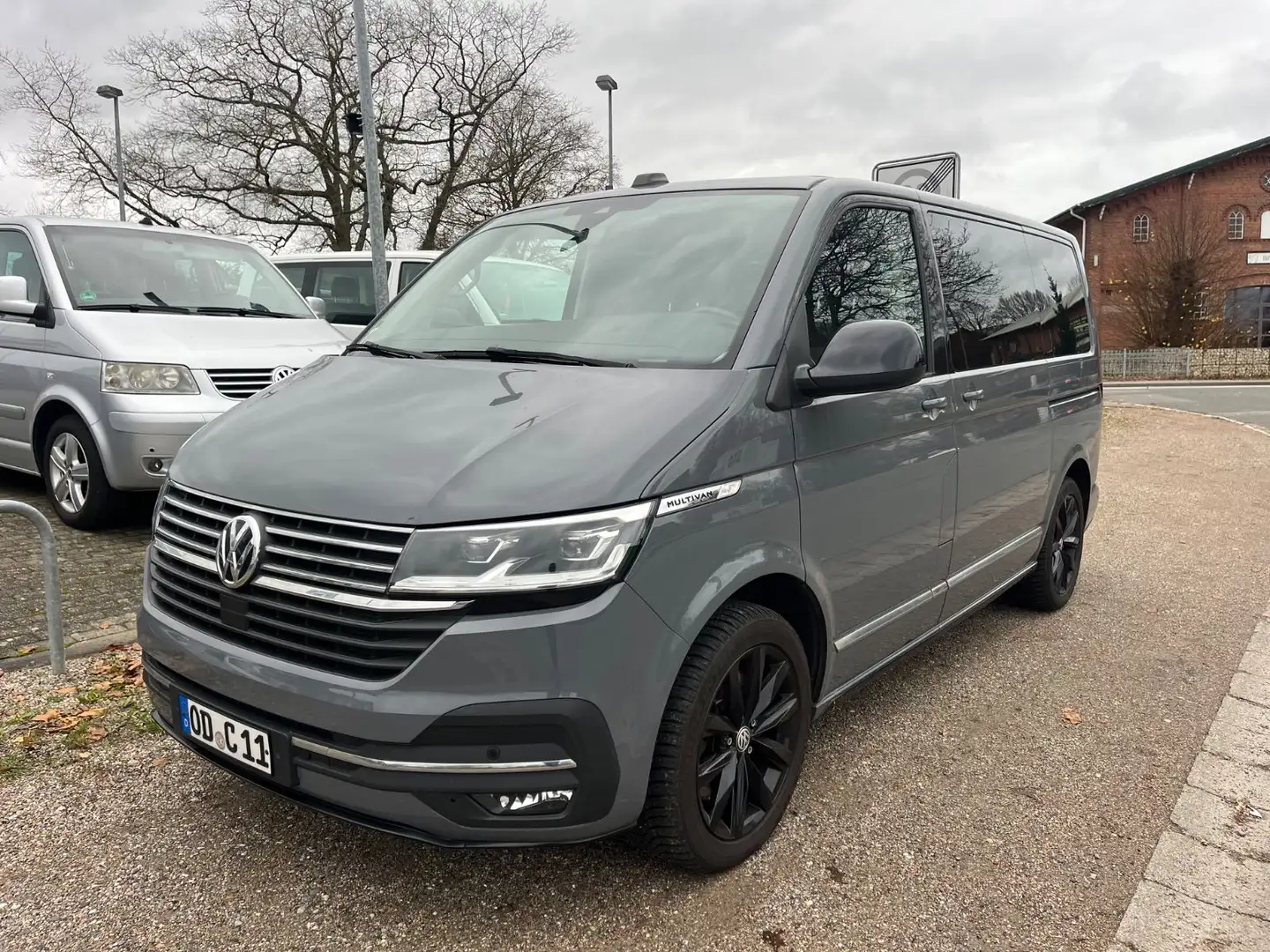 Volkswagen T6 Multivan T6.1 Multivan Generation Six Sportpaket/7Sitzer Grau - 2