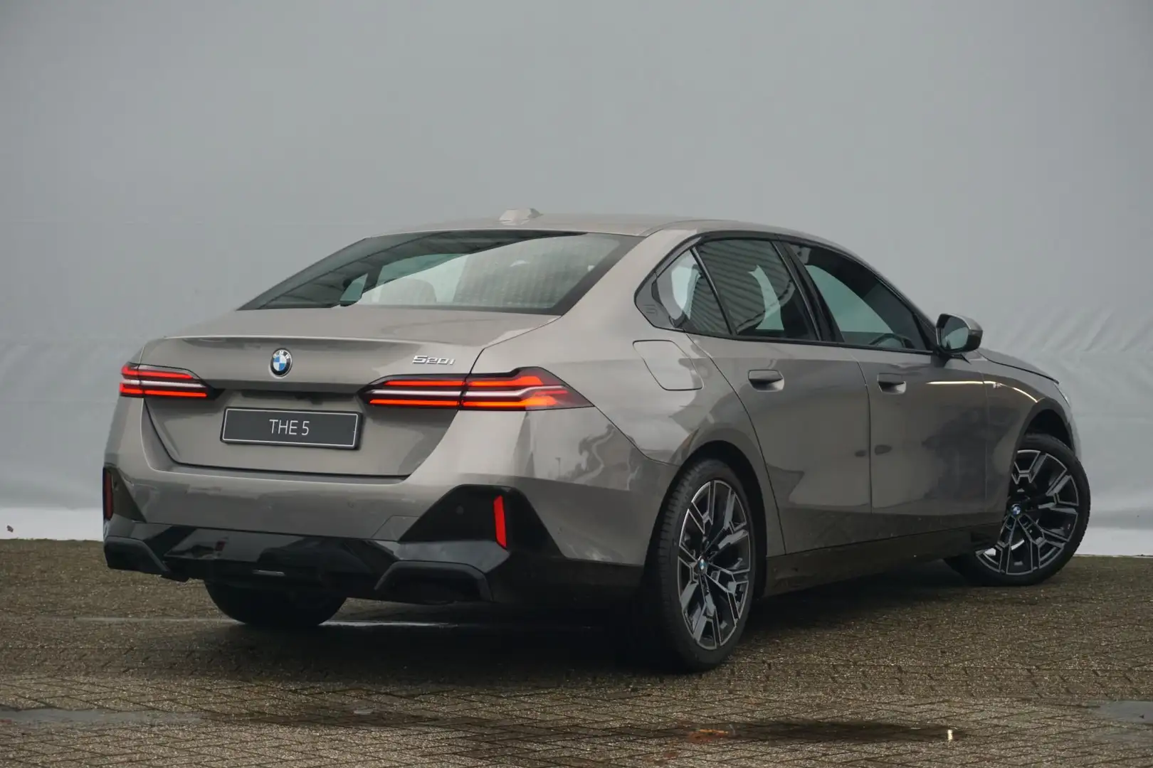 BMW 520 5 Serie Sedan 520i | M Sportpakket | Equipment Pac Grijs - 2