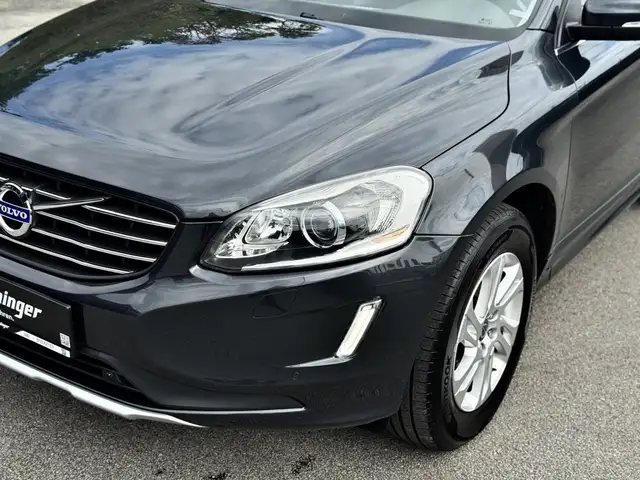 Volvo XC60 view 3