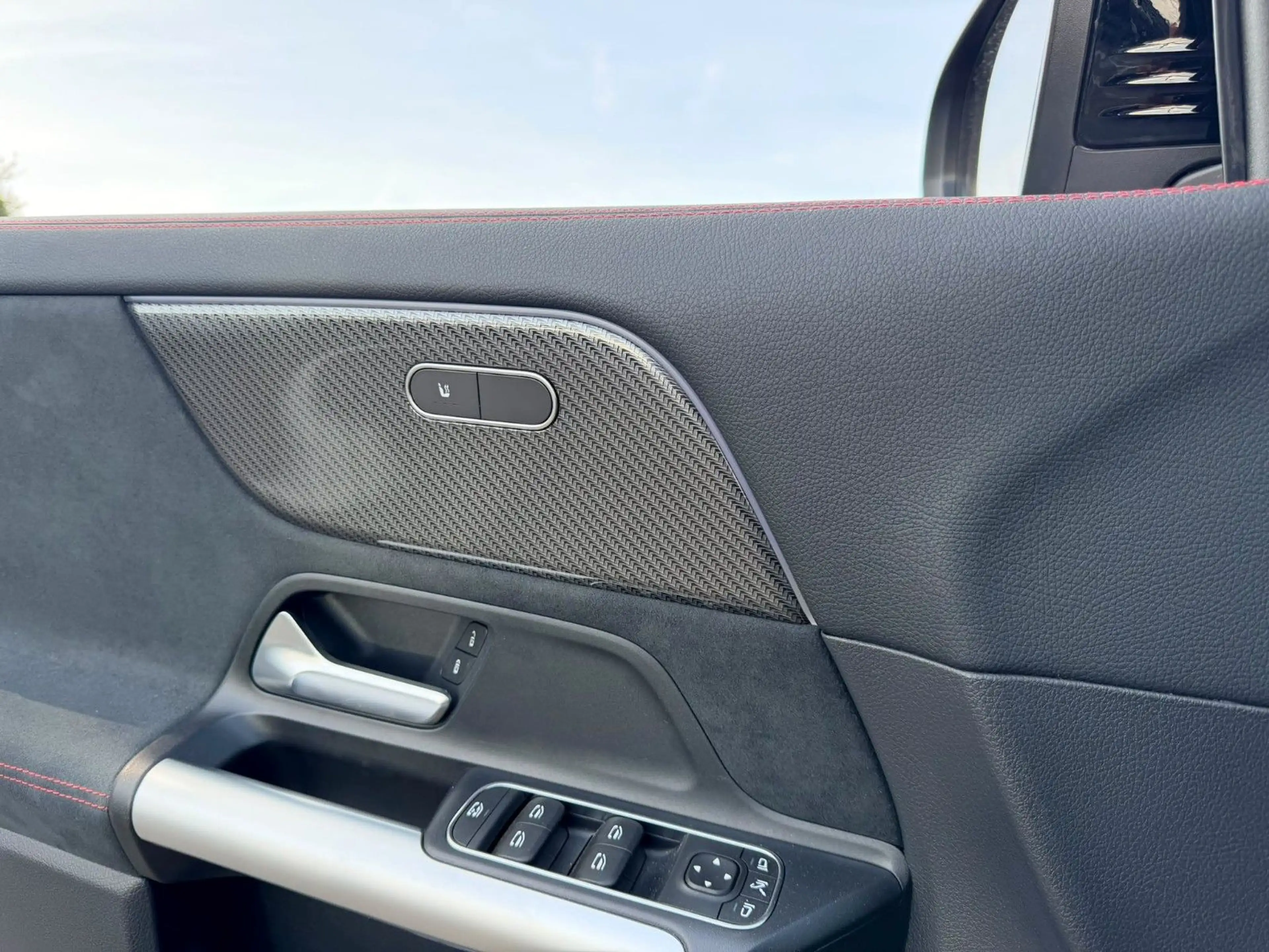 Mercedes-Benz GLA 180 PANO*AHK*BEAM*360 EDITION AMG Line — photo 12