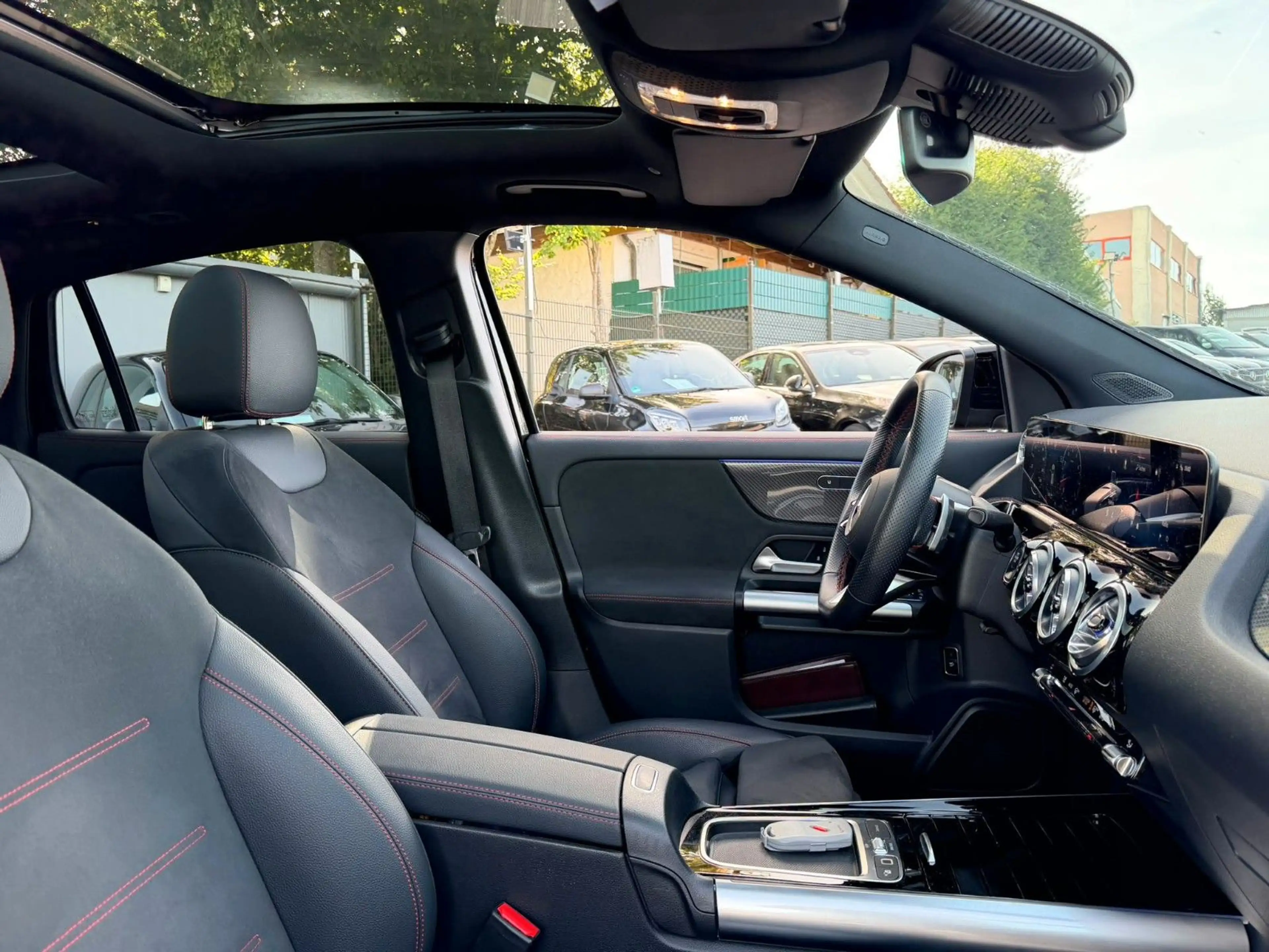 Mercedes-Benz GLA 180 PANO*AHK*BEAM*360 EDITION AMG Line — photo 8