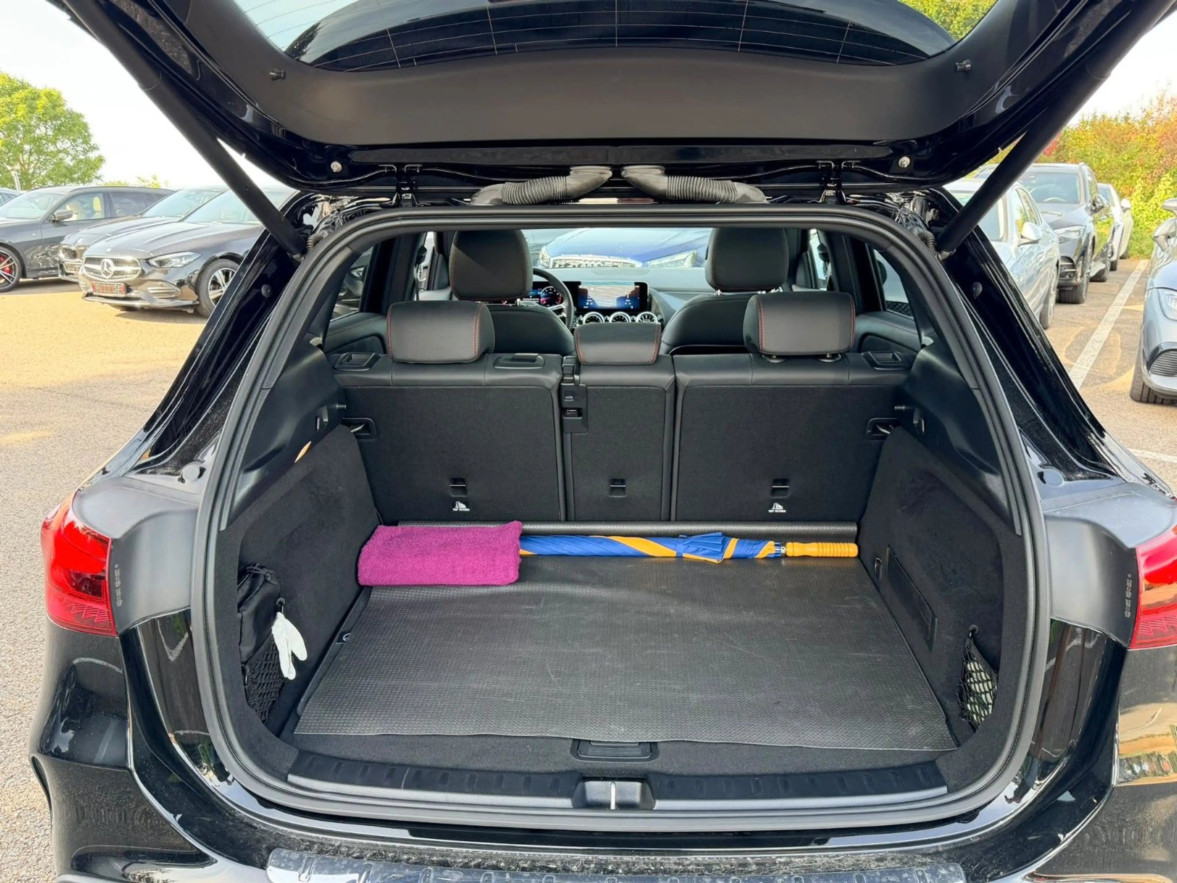 Mercedes-Benz GLA 180 PANO*AHK*BEAM*360 EDITION AMG Line — photo 14