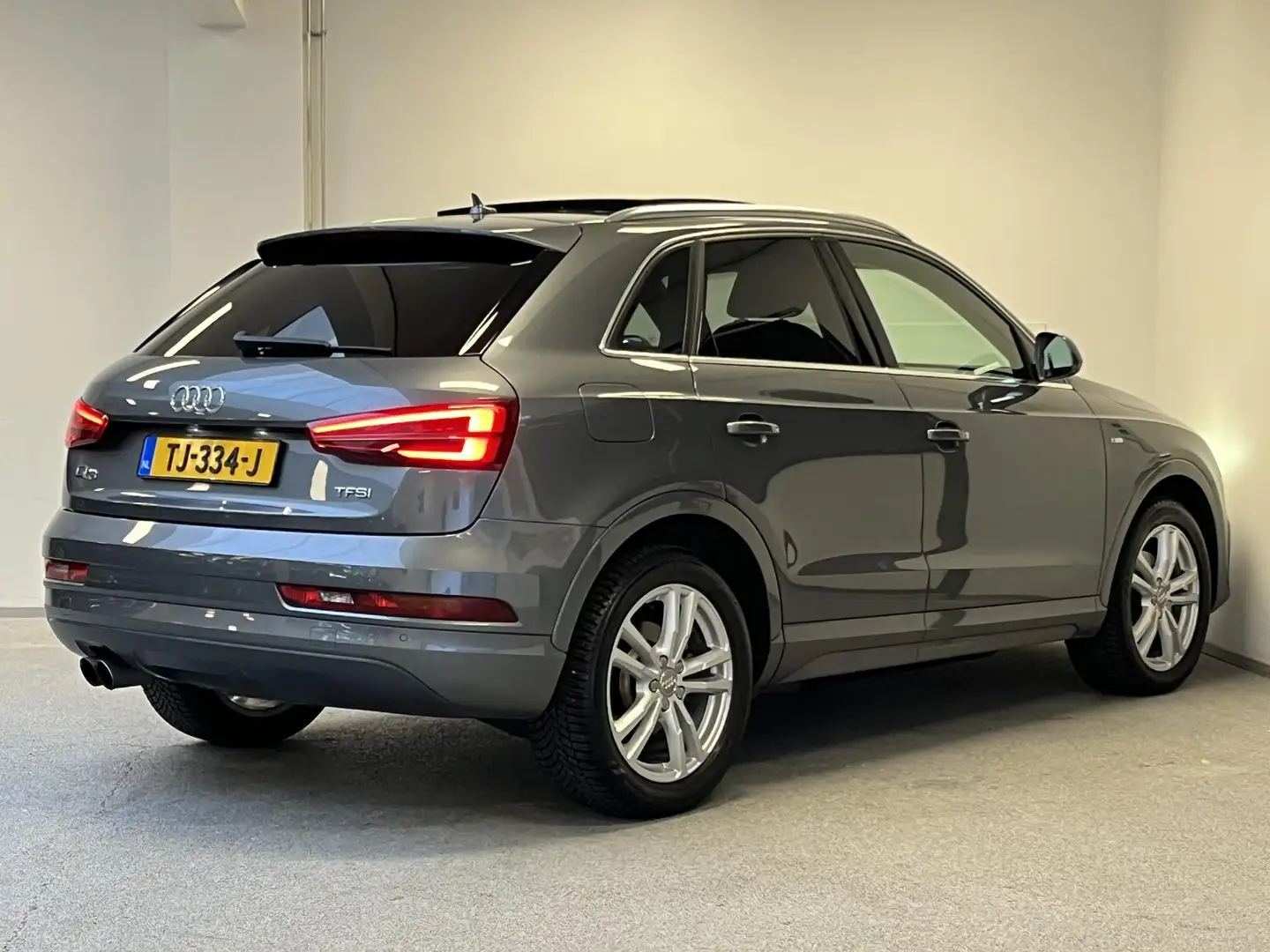 Audi Q3 1.4 TFSI CoD S-line | 1e-EIG. | PANO | DEALERONDER Gris - 2