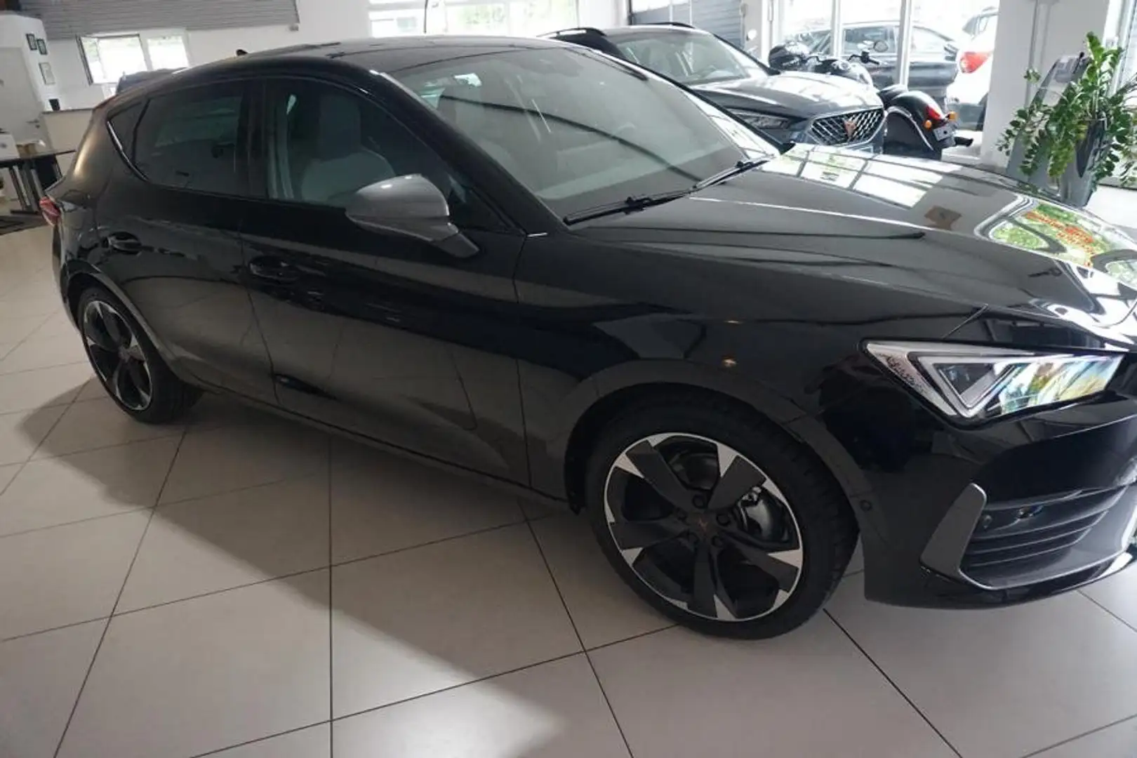 CUPRA Leon 1,5 TSI DSG Automatic Schwarz - 2