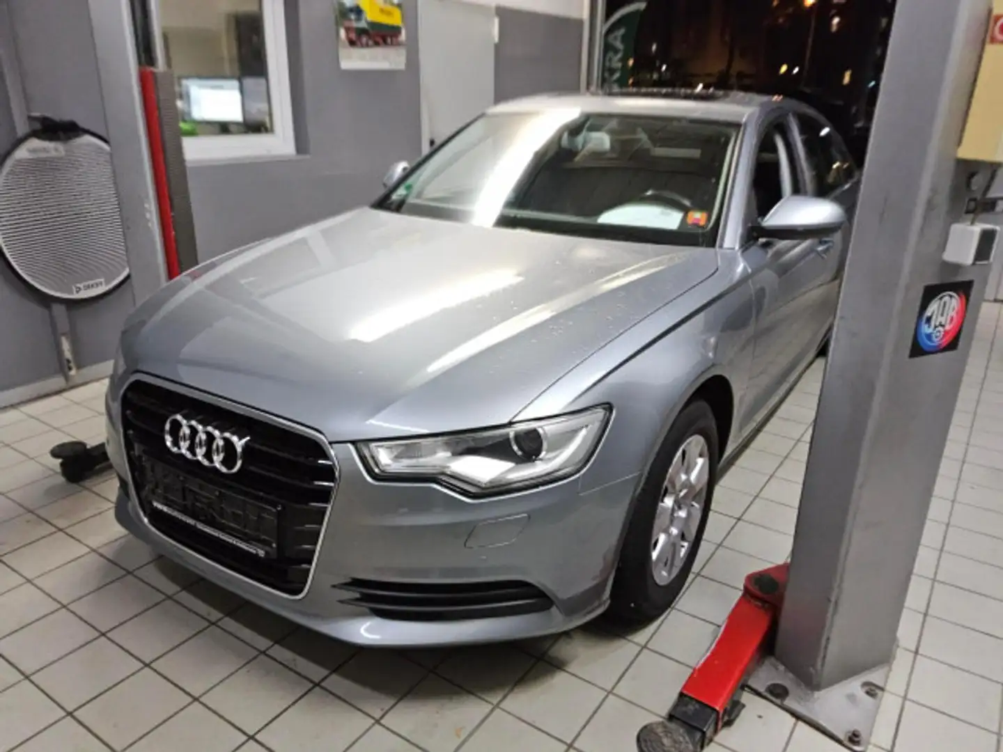 Audi A6 2.0TFSI Tiptroni Xenon PDC PANO AHK Grau - 2