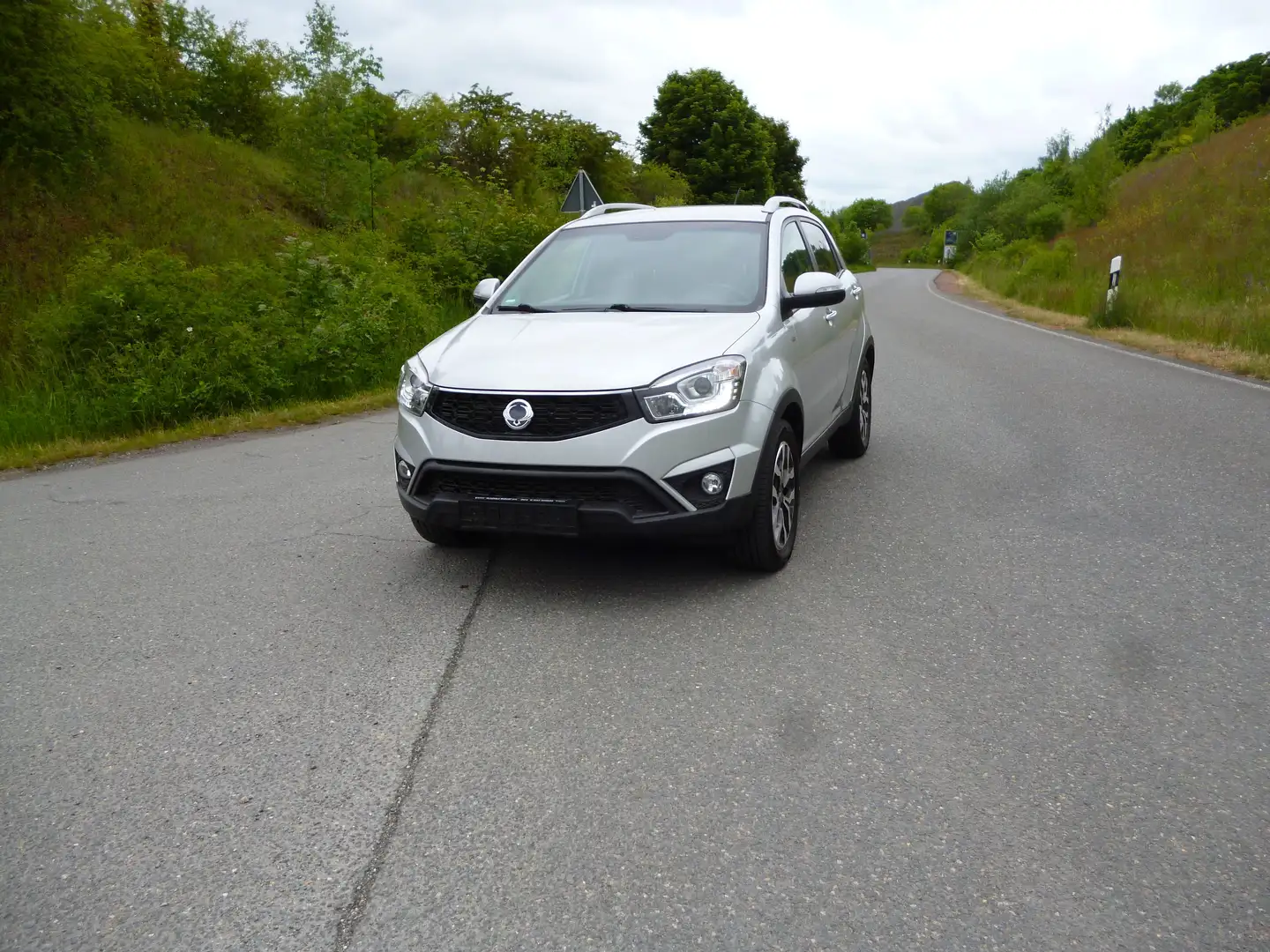 SsangYong Korando 2.0 e-XDi DPF 4WD Automatik Sapphire Stříbrná - 2