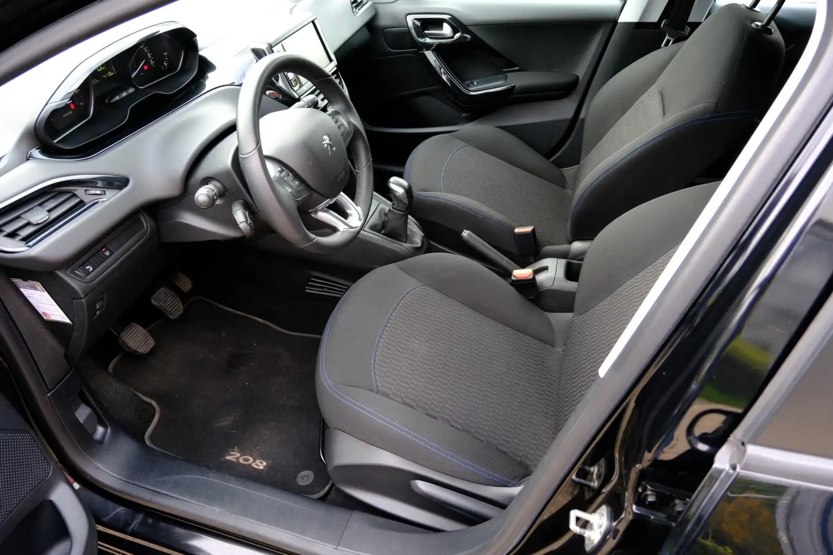 Peugeot 208 1.2 PureTech Allure 5-drs Navi|Airco|Cruise Schwarz - 2