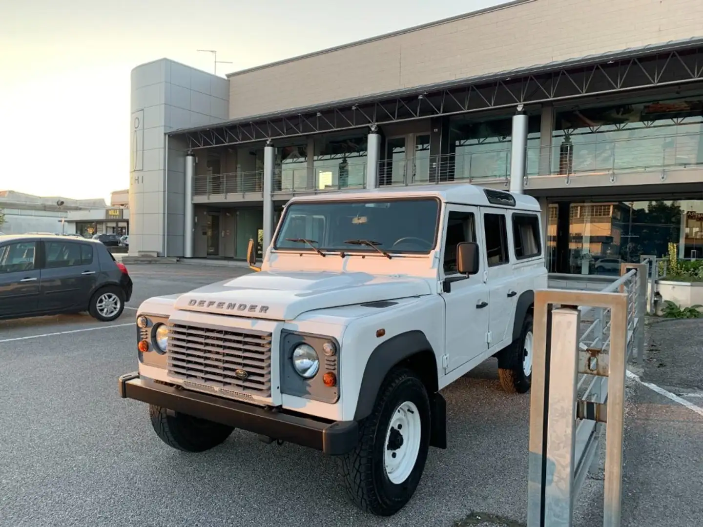 Land Rover Defender 110 2.2 TD4 Station Wagon N1 Blanc - 2