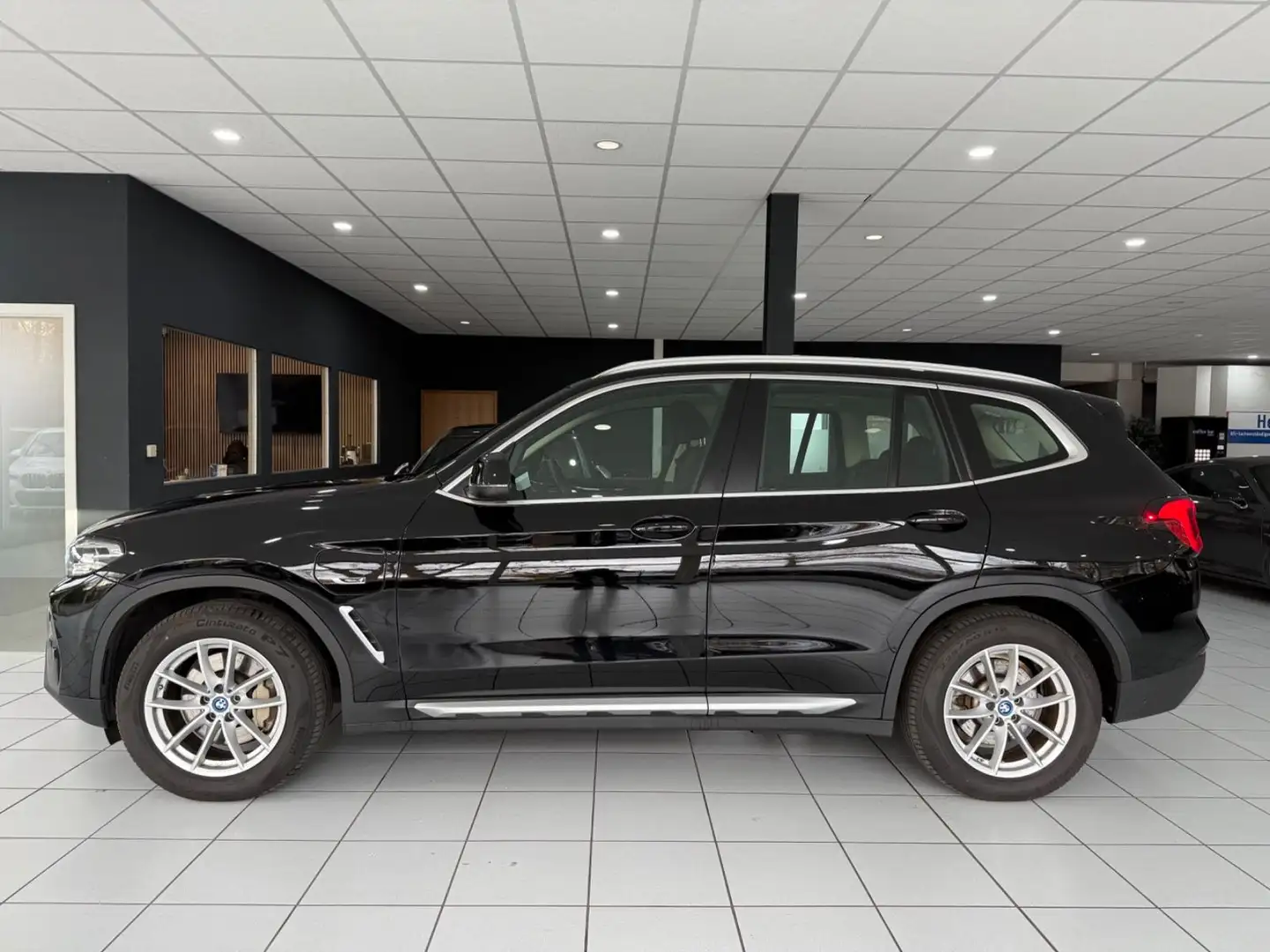 BMW X3 xDrive 30e*Facelift*PANO*HEADUP*KAMERA*AHK* Schwarz - 2