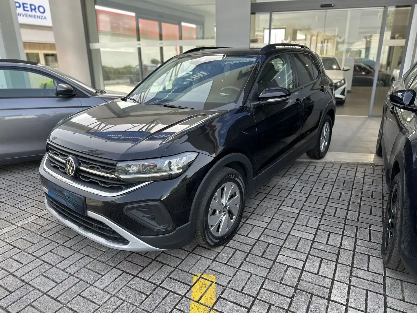 Volkswagen T-Cross 1.0 TSI Life Schwarz - 1