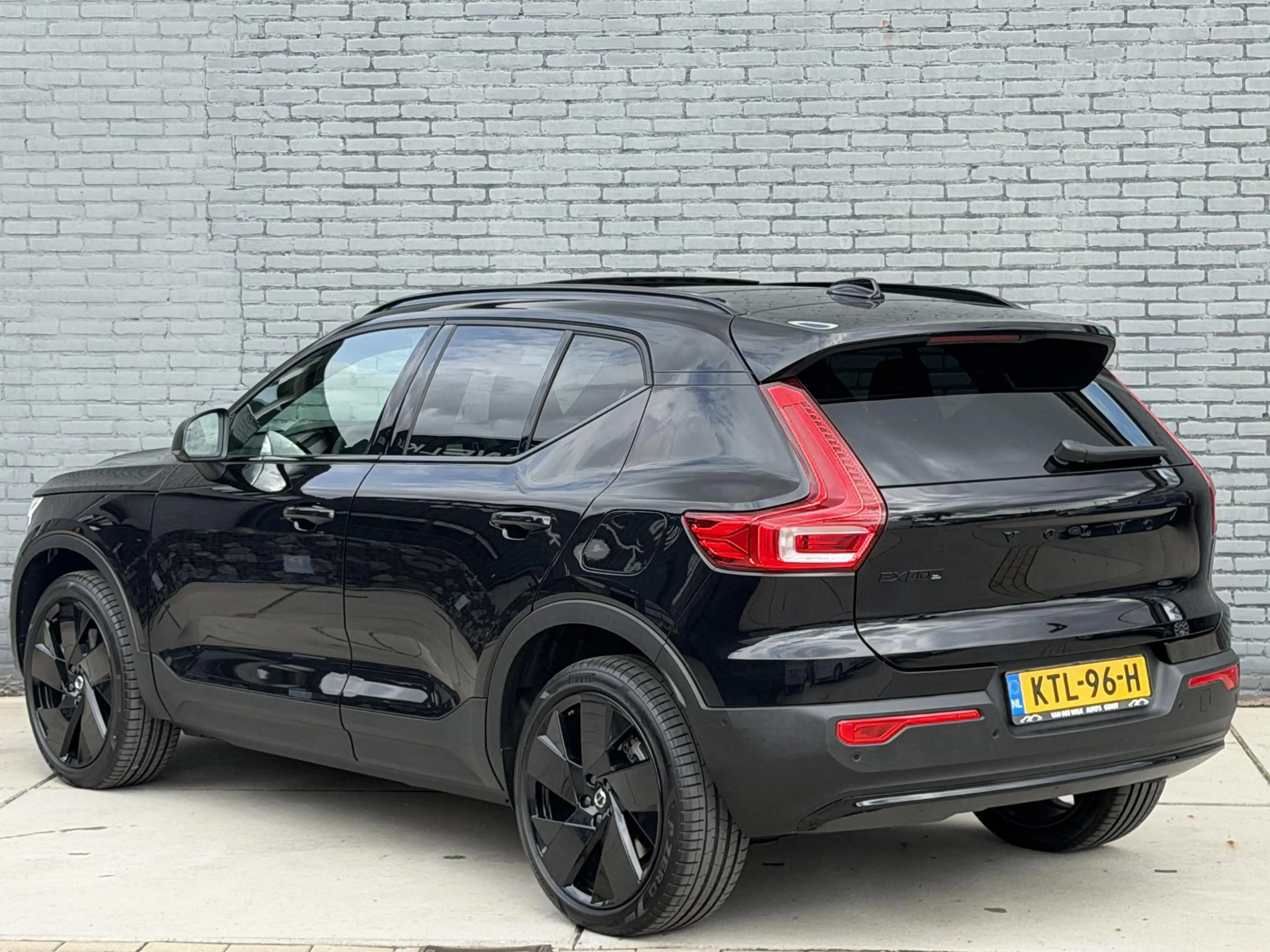 Volvo EX40 Twin Motor Plus Black Edition 82 kWh | PANO | 360 — photo 3