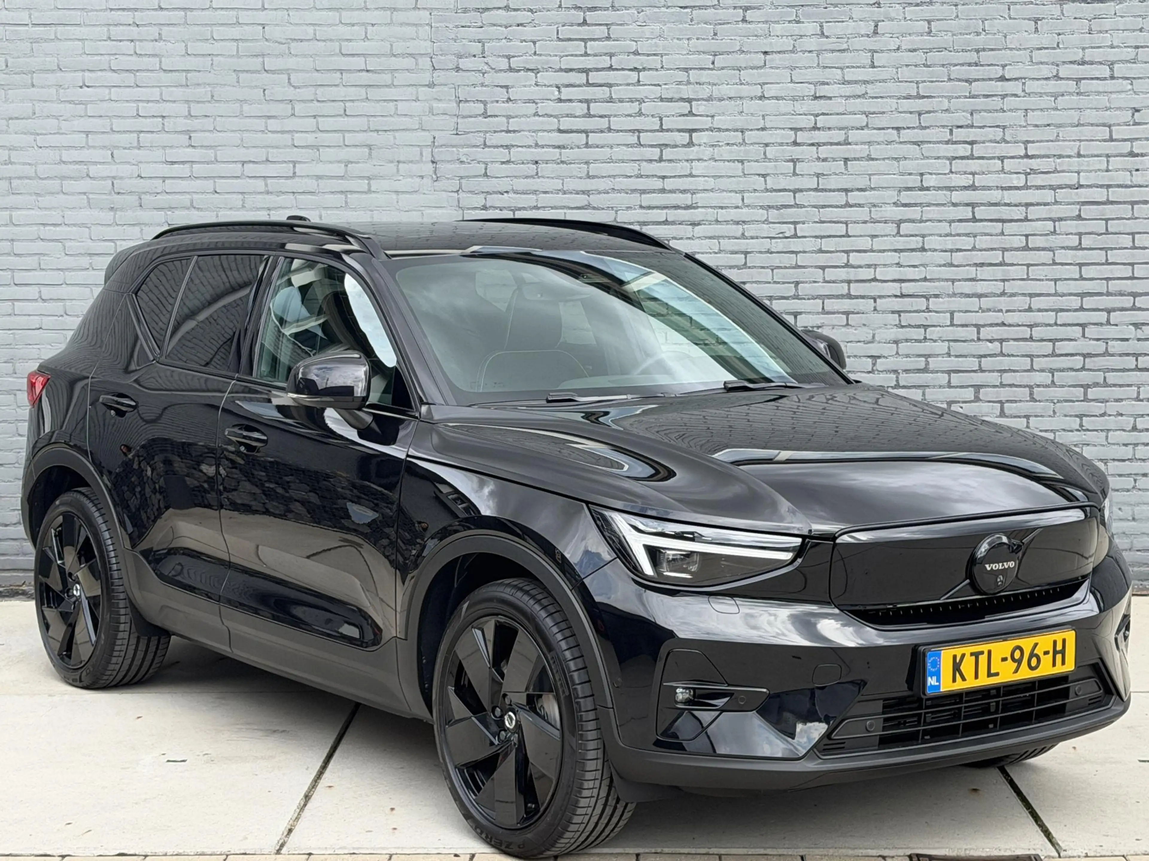 Volvo EX40 Twin Motor Plus Black Edition 82 kWh | PANO | 360 — photo 7