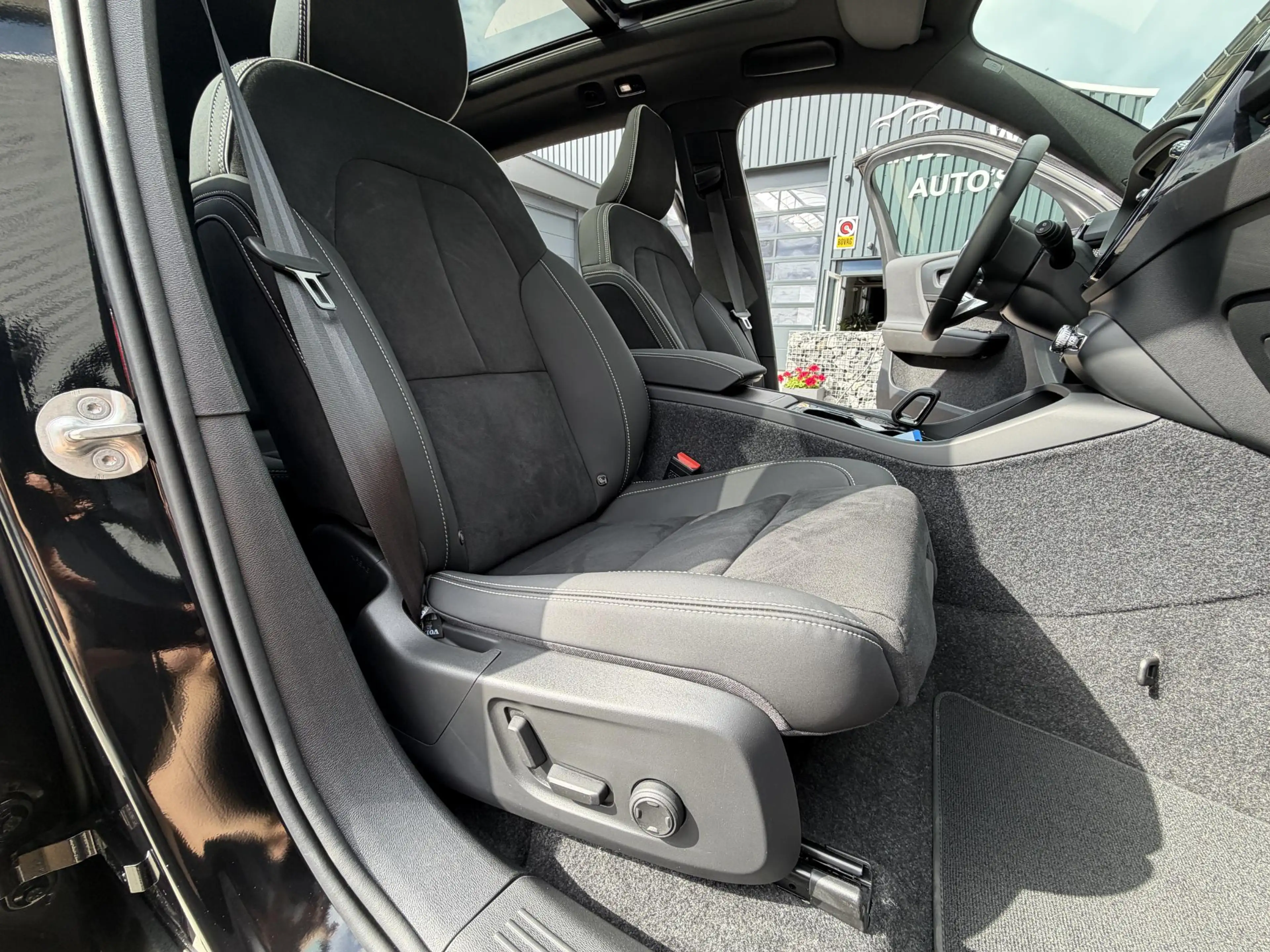 Volvo EX40 Twin Motor Plus Black Edition 82 kWh | PANO | 360 — photo 11