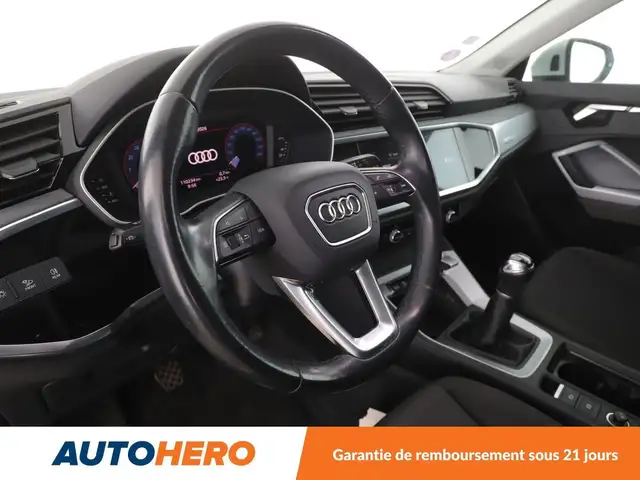 Audi Q3 view 11