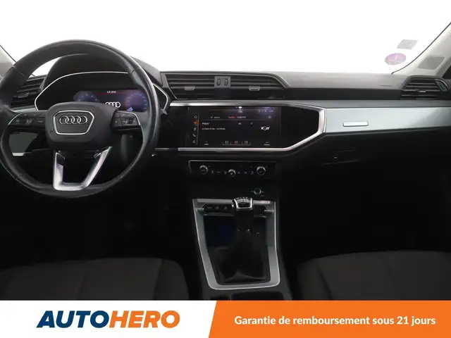 Audi Q3 view 12