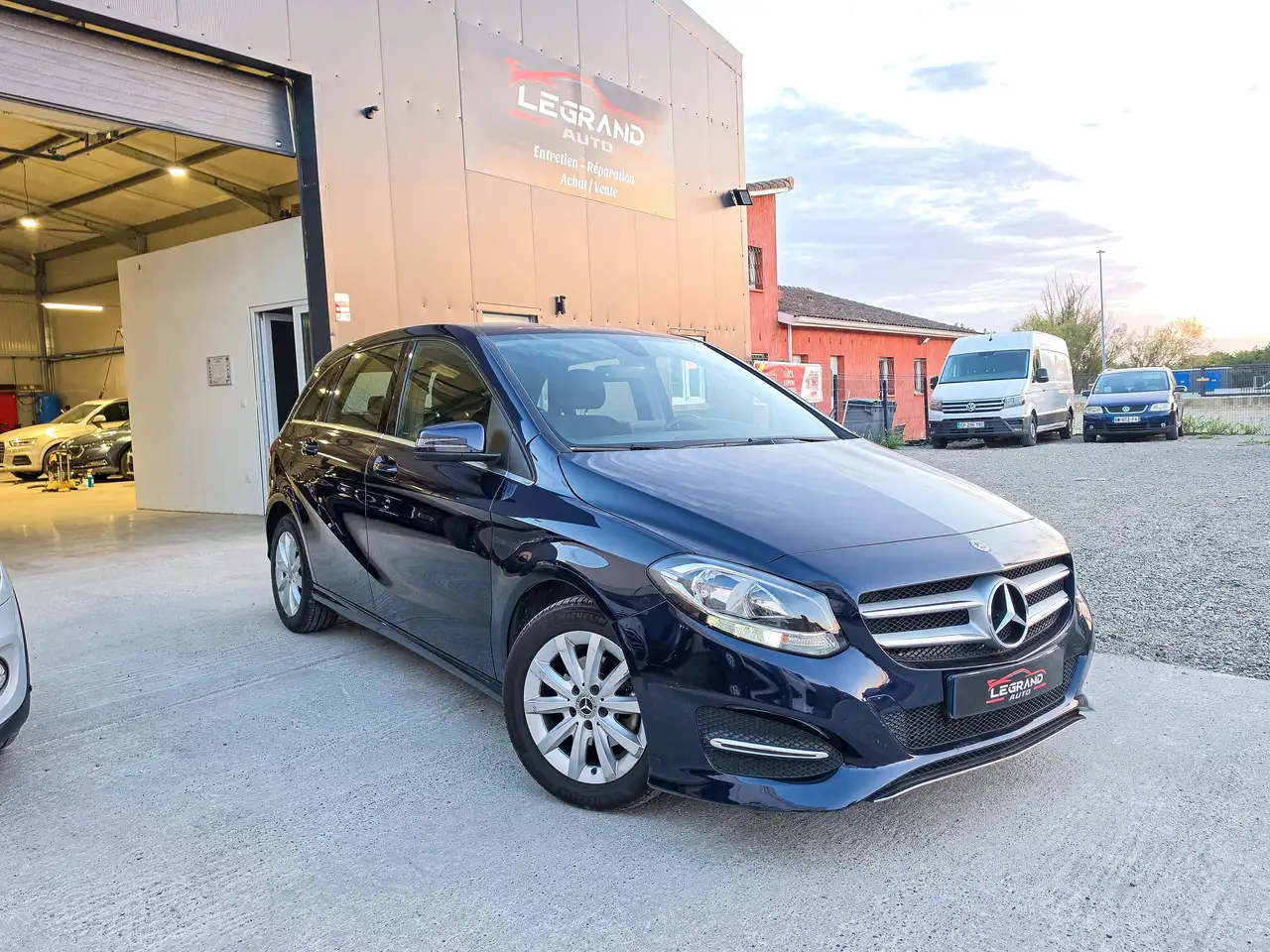 Mercedes-Benz B 180