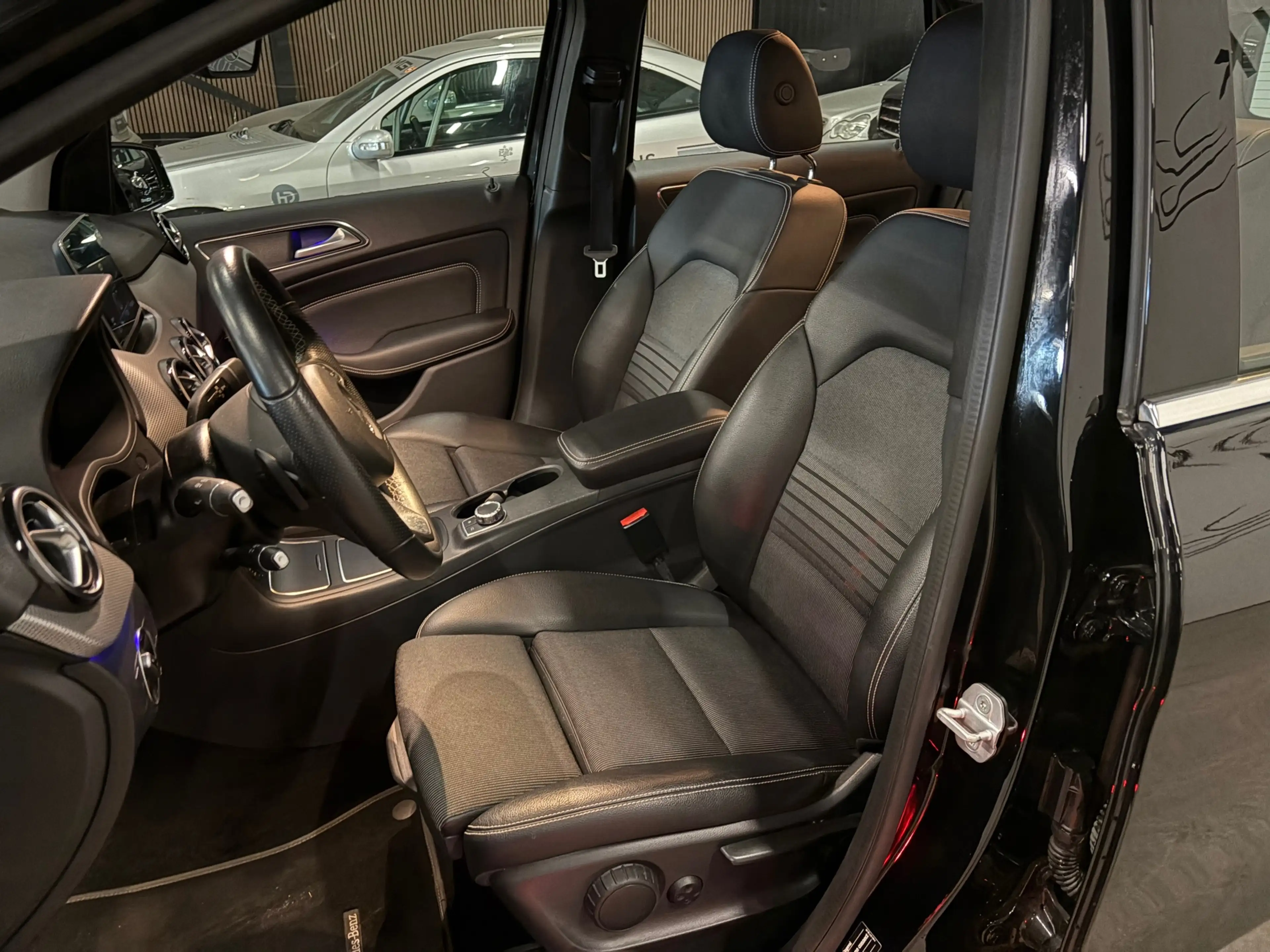 Mercedes-Benz B 180 Automaat Trekhaak Navi LED — photo 12