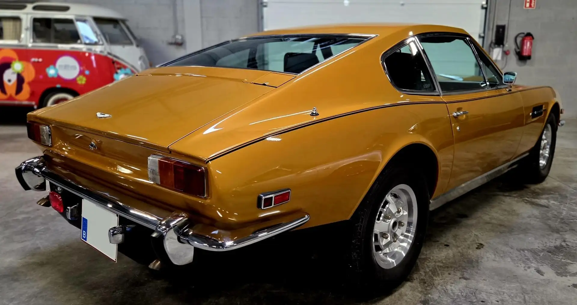 애스턴마틴 V8 1977 골드 사진 4