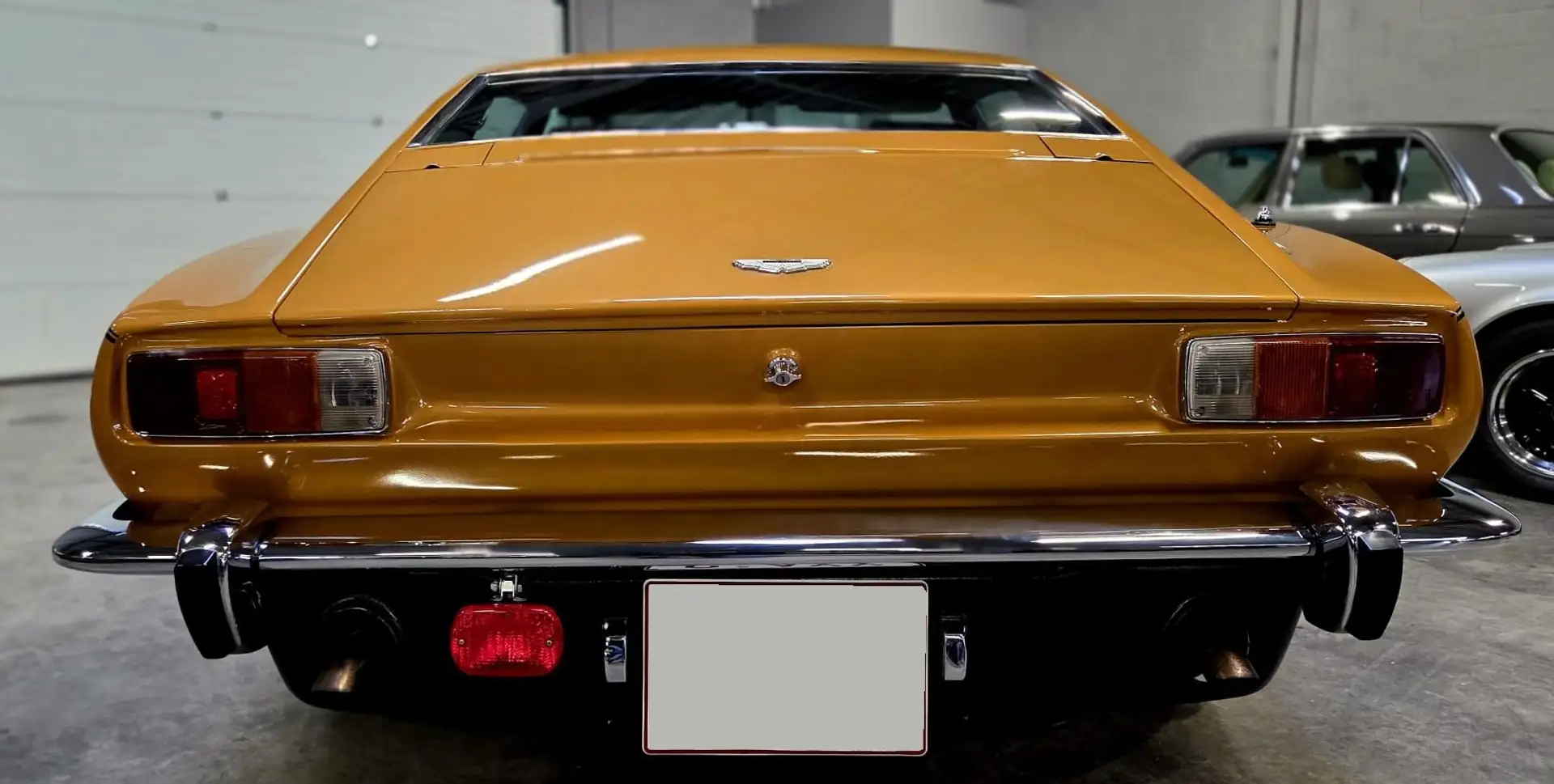 애스턴마틴 V8 1977 골드 사진 5