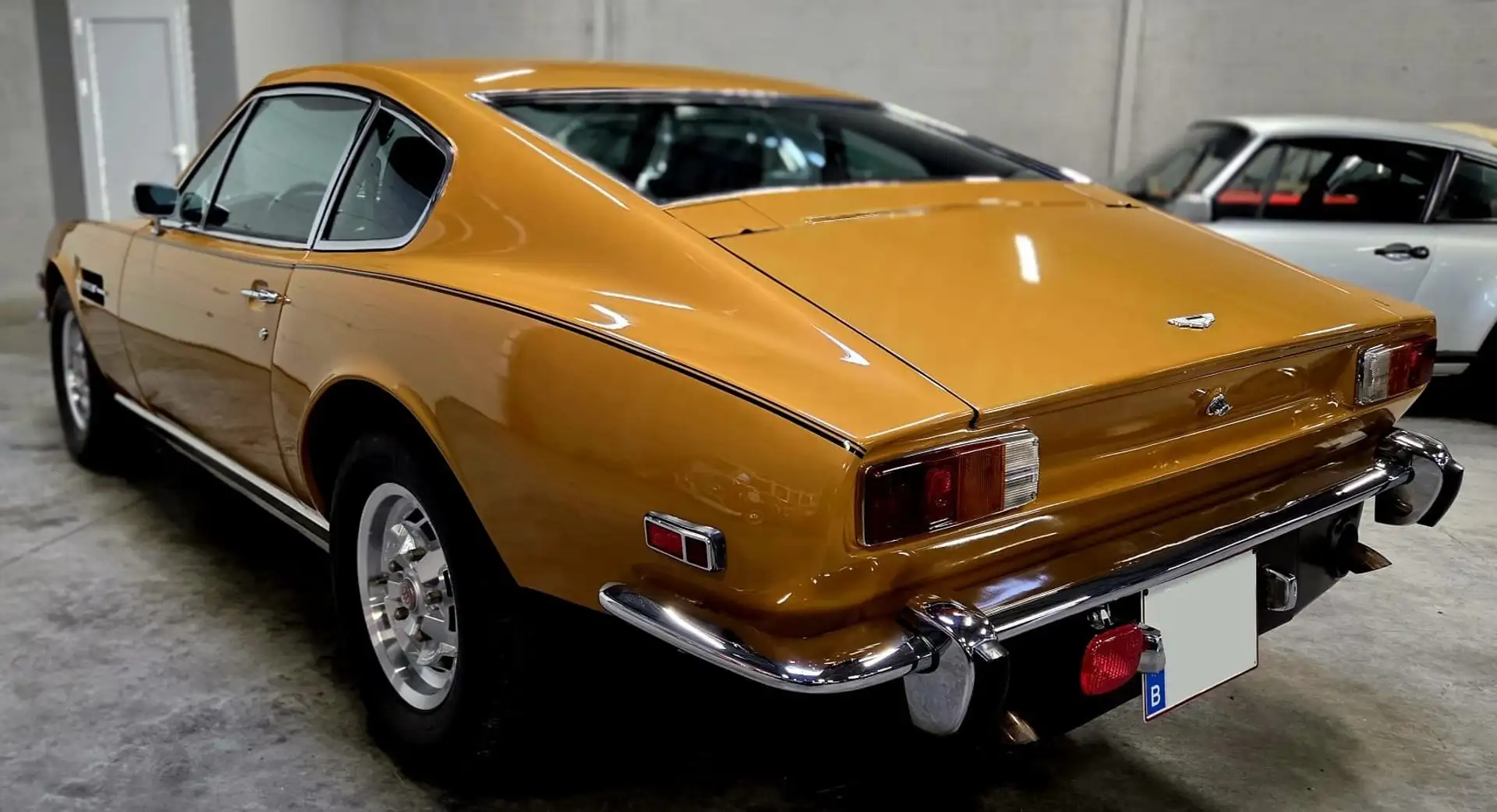 애스턴마틴 V8 1977 골드 사진 6