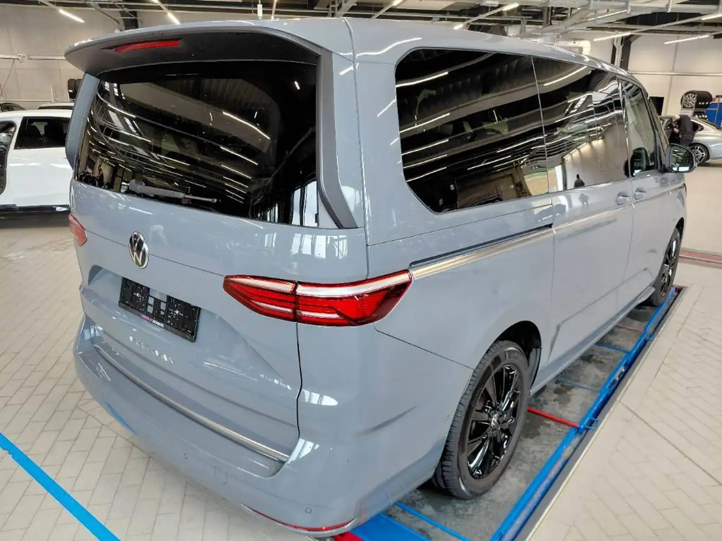 Volkswagen T7 Multivan Style lang AHK/PANO/ACC/HUD/MASSAGE Grau - 2