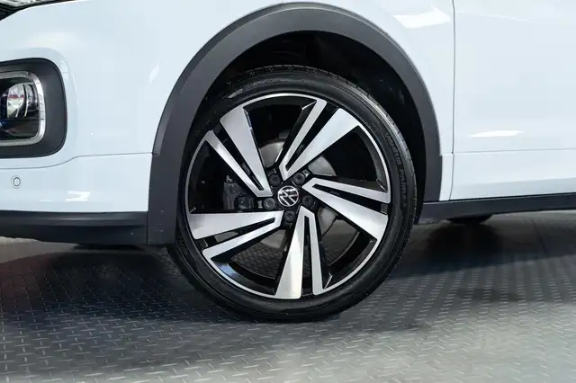 Volkswagen T-Cross view 3