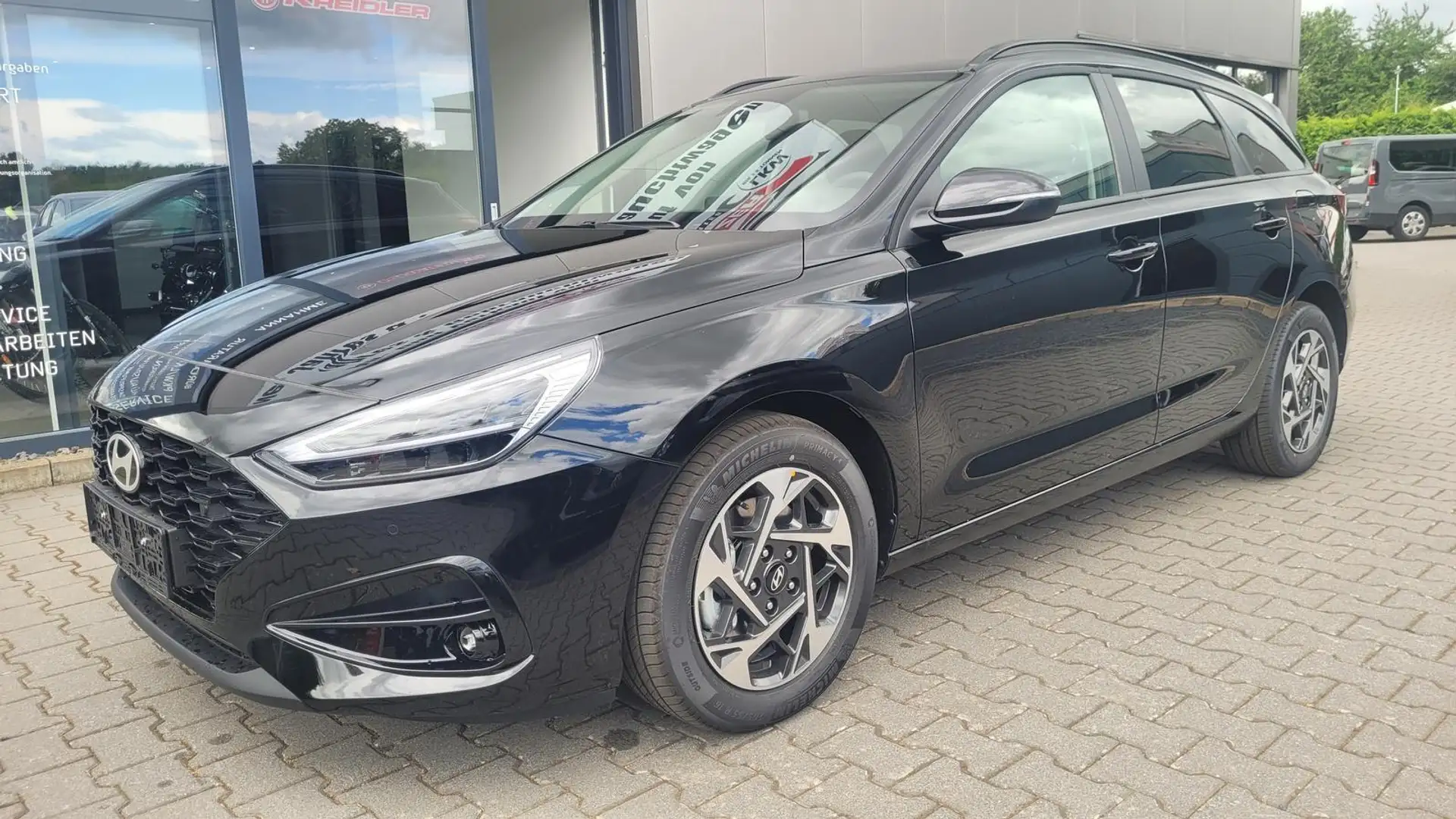 Hyundai i30 Kombi Family SW Family*Navi*LED*Shzg*Lhzg*PDC*C... Schwarz - 1