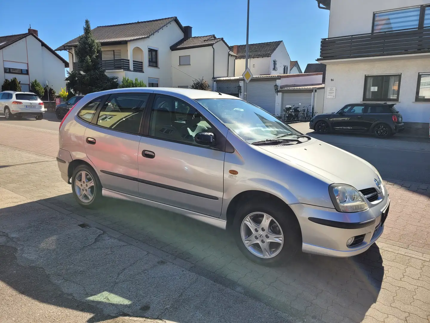 Nissan Almera Tino Acenta plus Plateado - 2