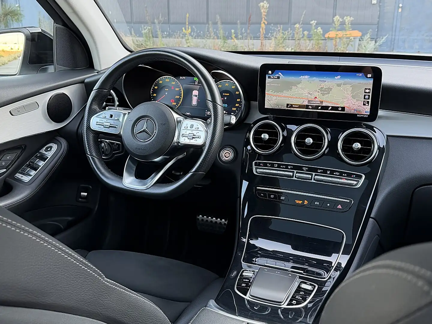 Mercedes-Benz GLC 300 de PHEV 4Matic. // AMG-Line // PANORAMA // GARA... Weiß - 2