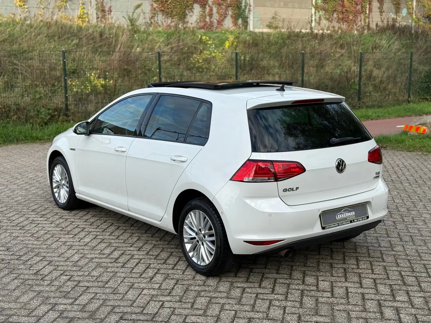 Volkswagen Golf 1.2 TSI Comfortline PANO I PDC I 110PK I CLIMA I 6 Wit - 2