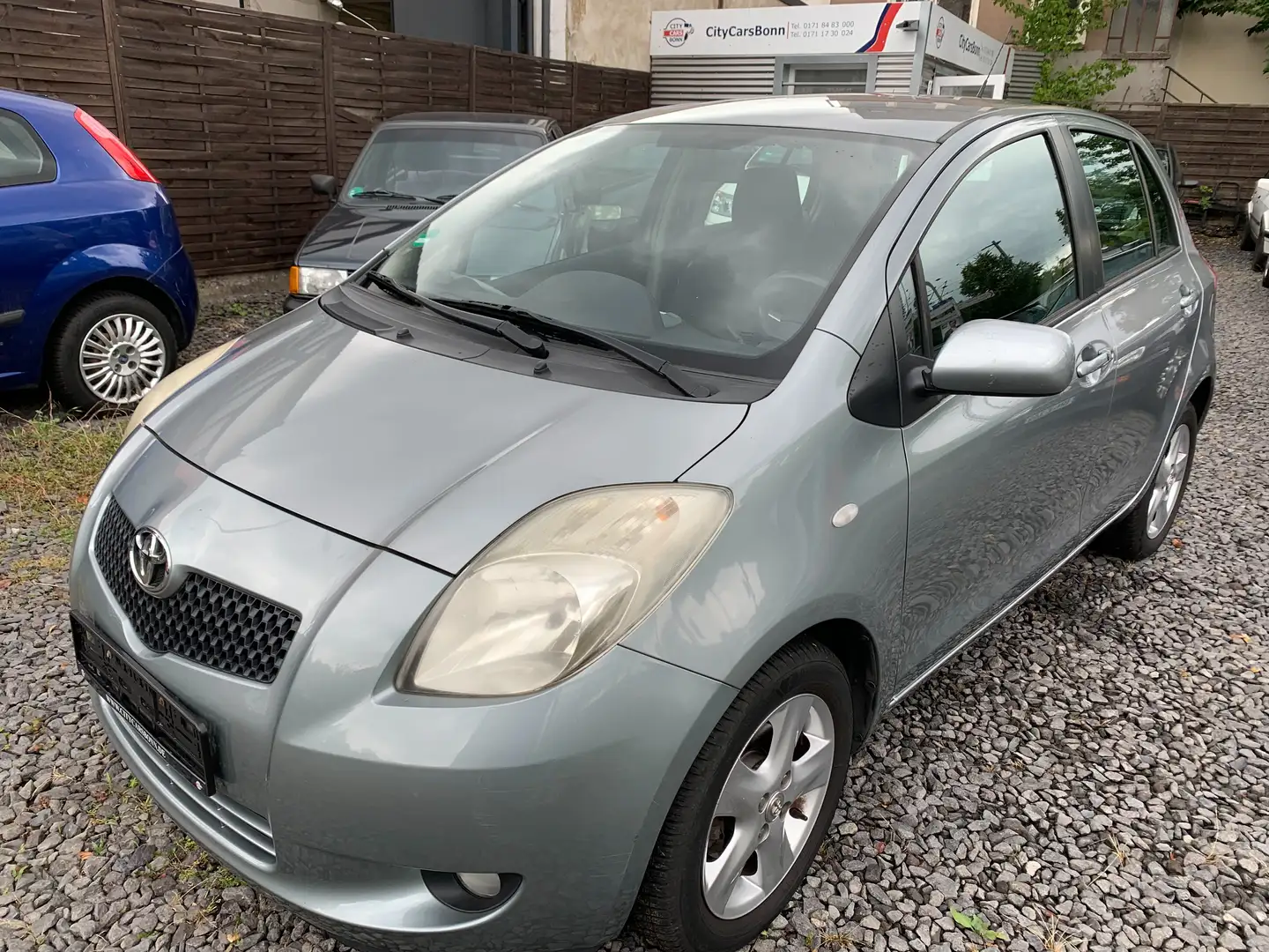 Toyota Yaris Executive 1.3 / Klima/Alu/ZV/KeylessGo Grau - 1
