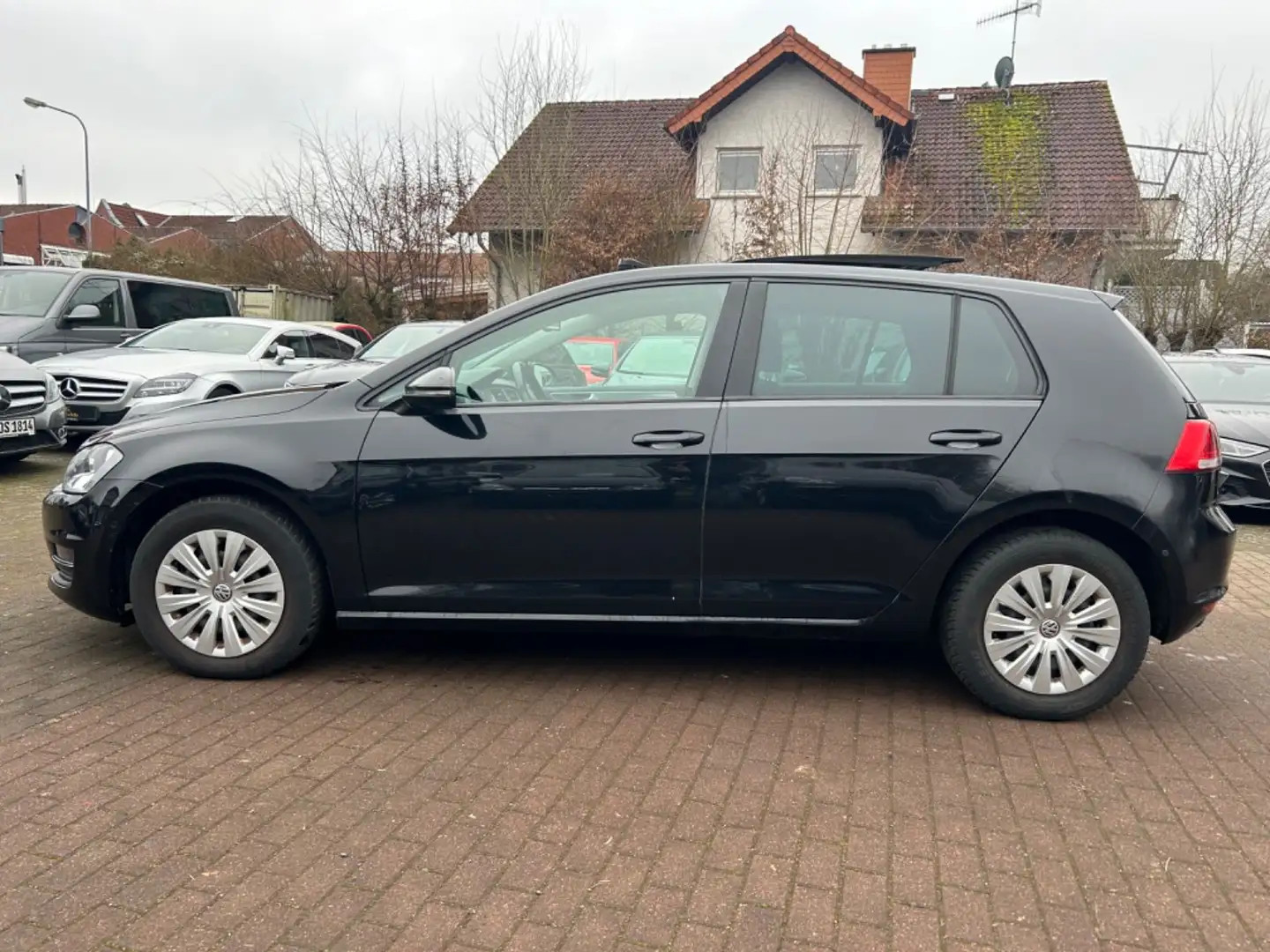 Volkswagen Golf VII Lim. 1.6 TDI BMT *Pano*SHZ*PDC*Tempo* Schwarz - 2