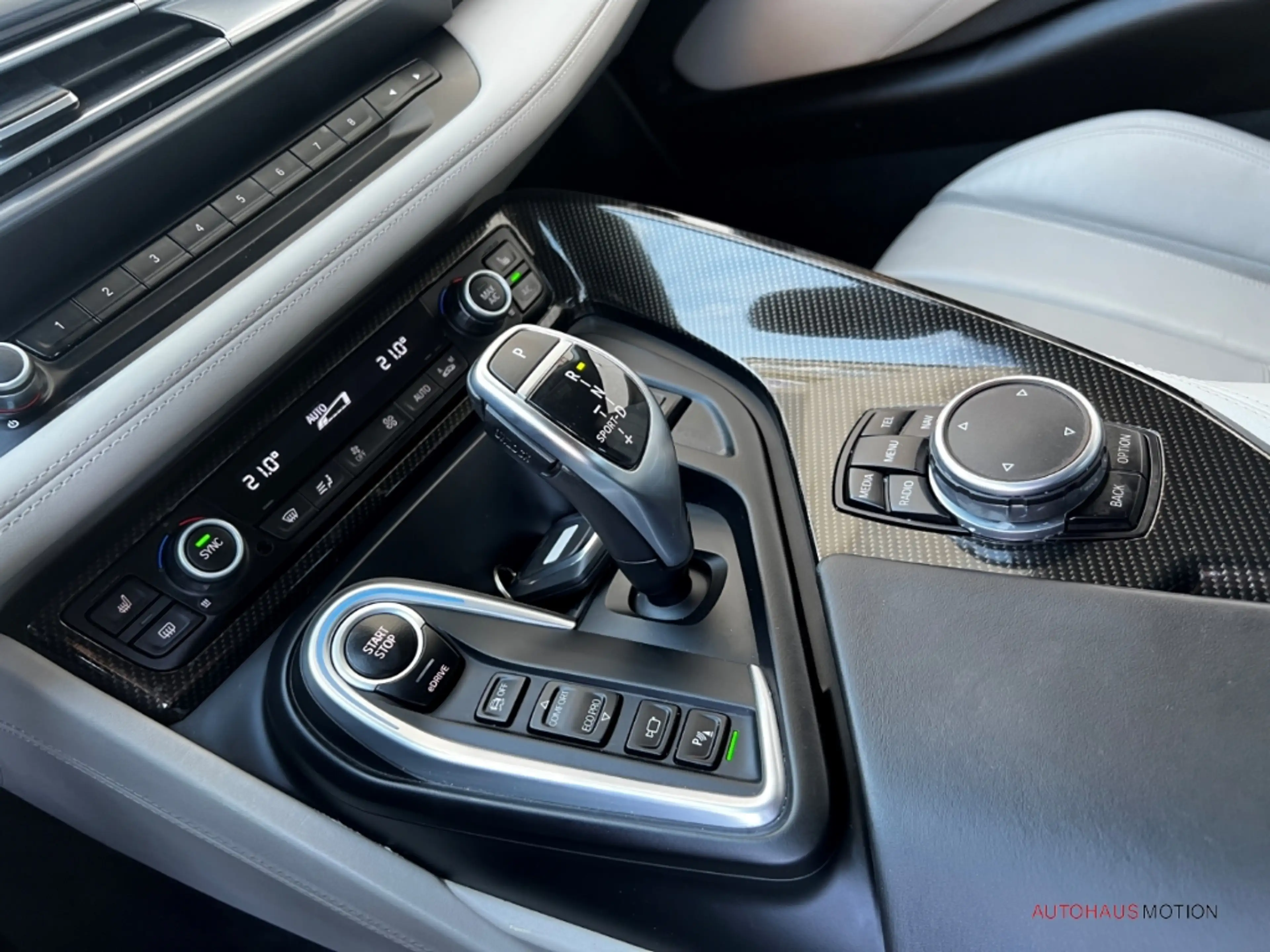BMW i8 Coupe LED HUD SHZ LEDER KOLLISIONWARNER — photo 23