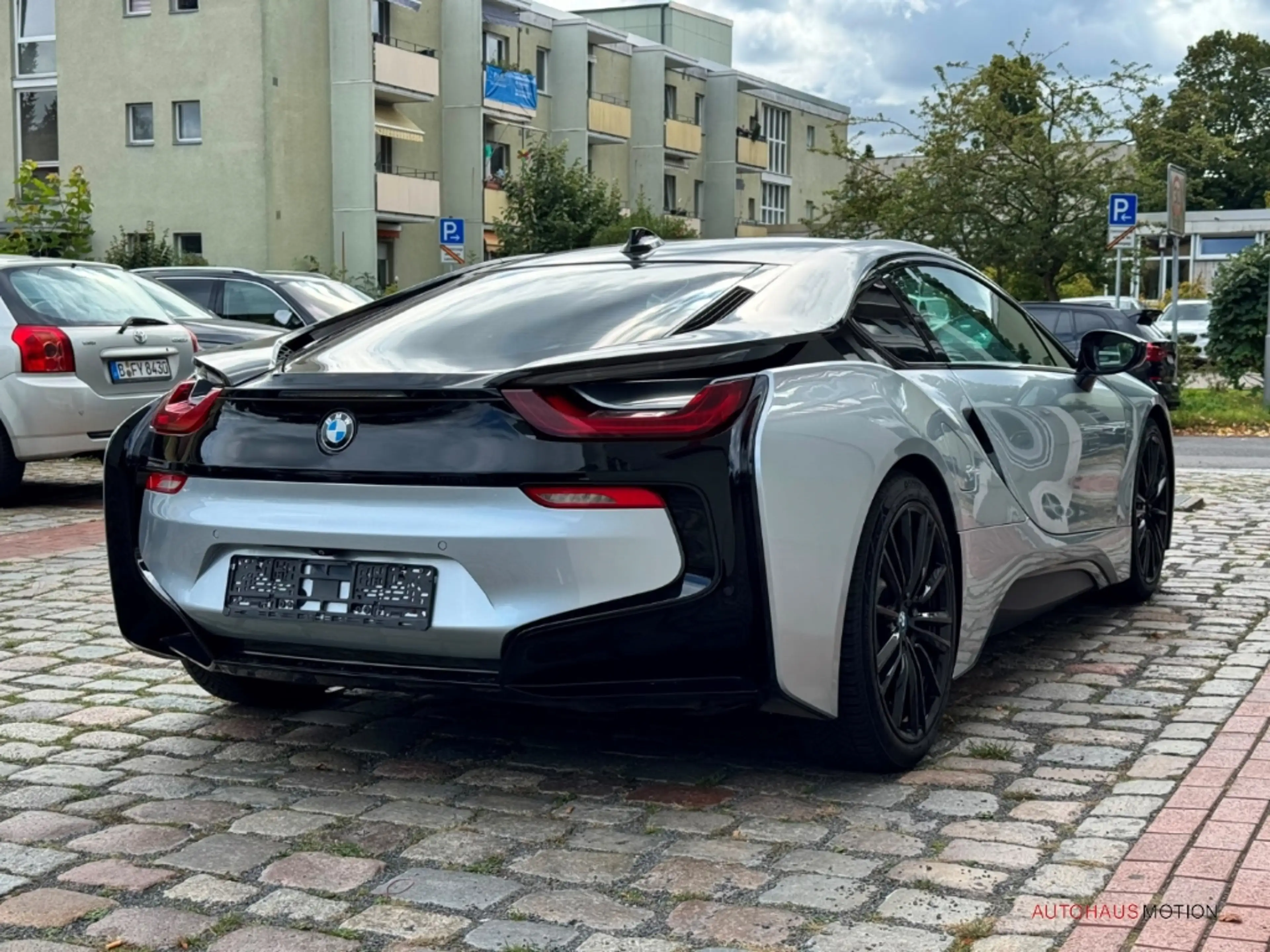 BMW i8 Coupe LED HUD SHZ LEDER KOLLISIONWARNER — photo 4