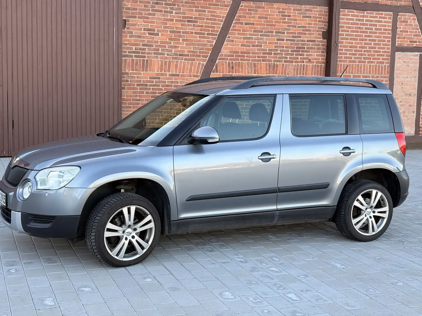 Skoda Yeti Ambition Plus Edition 4x4 Grau - 1