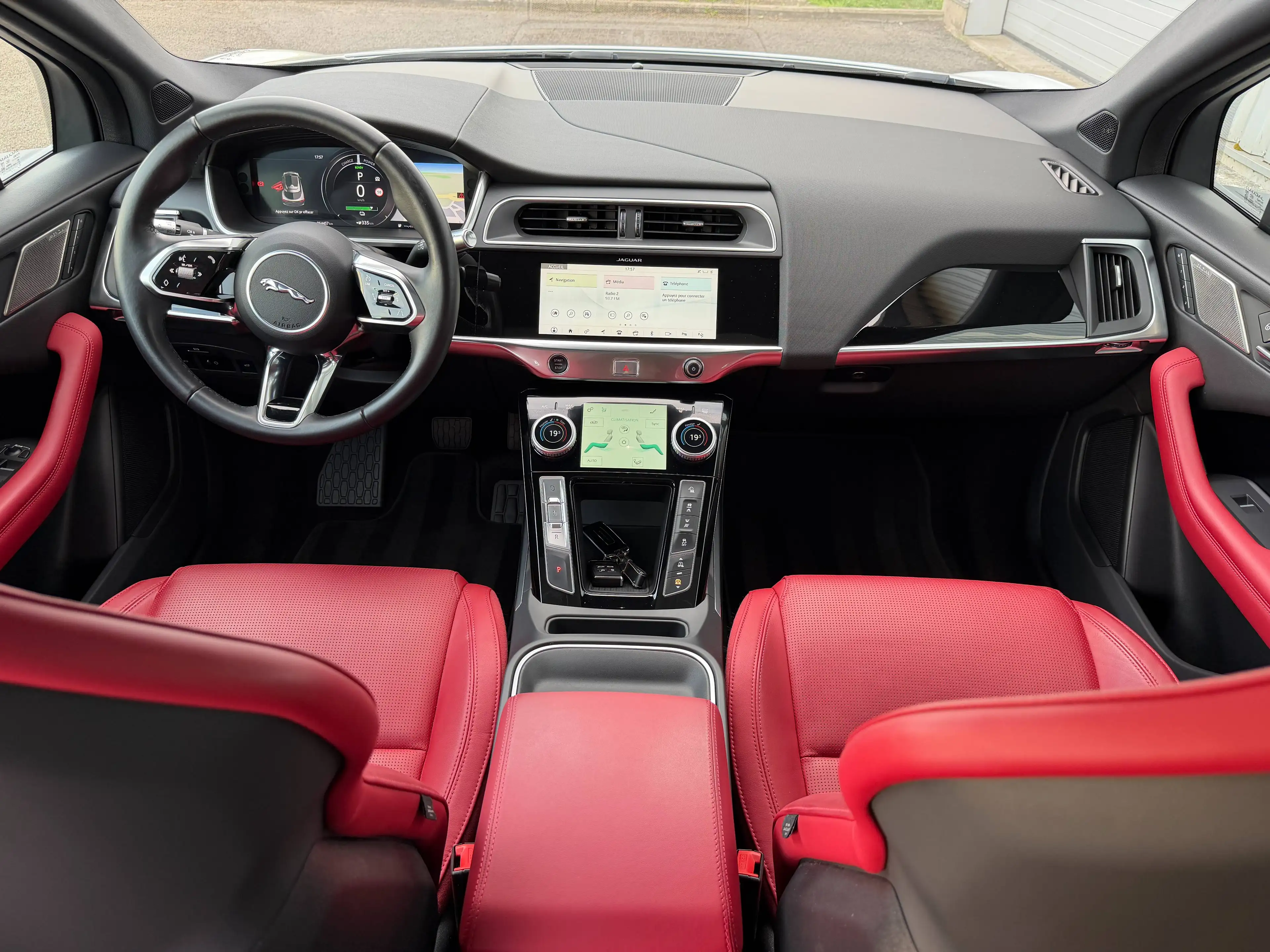 Jaguar I-Pace 90 kWh EV400 SE - 1st Owner - Full Option — photo 12