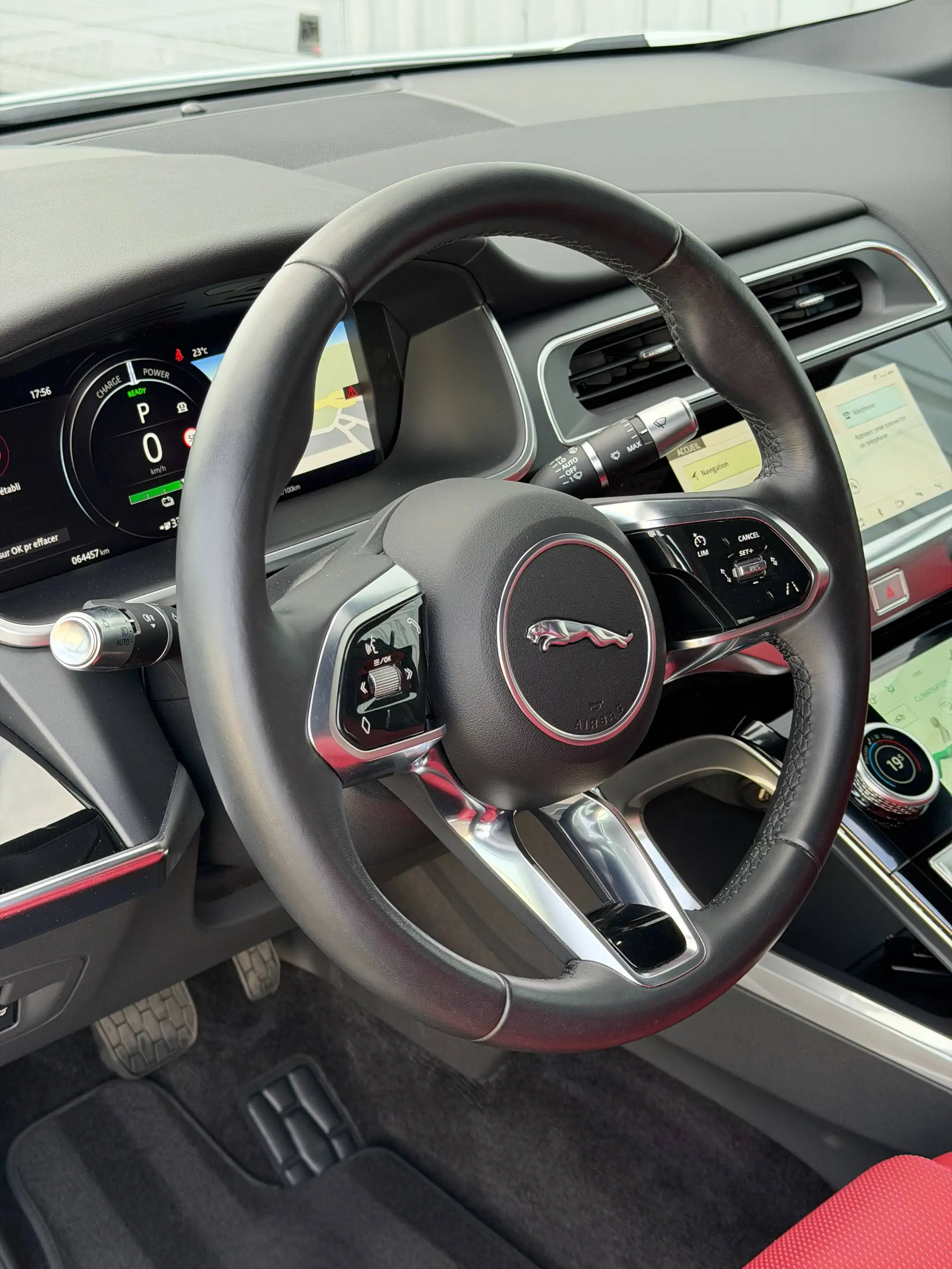 Jaguar I-Pace 90 kWh EV400 SE - 1st Owner - Full Option — photo 13