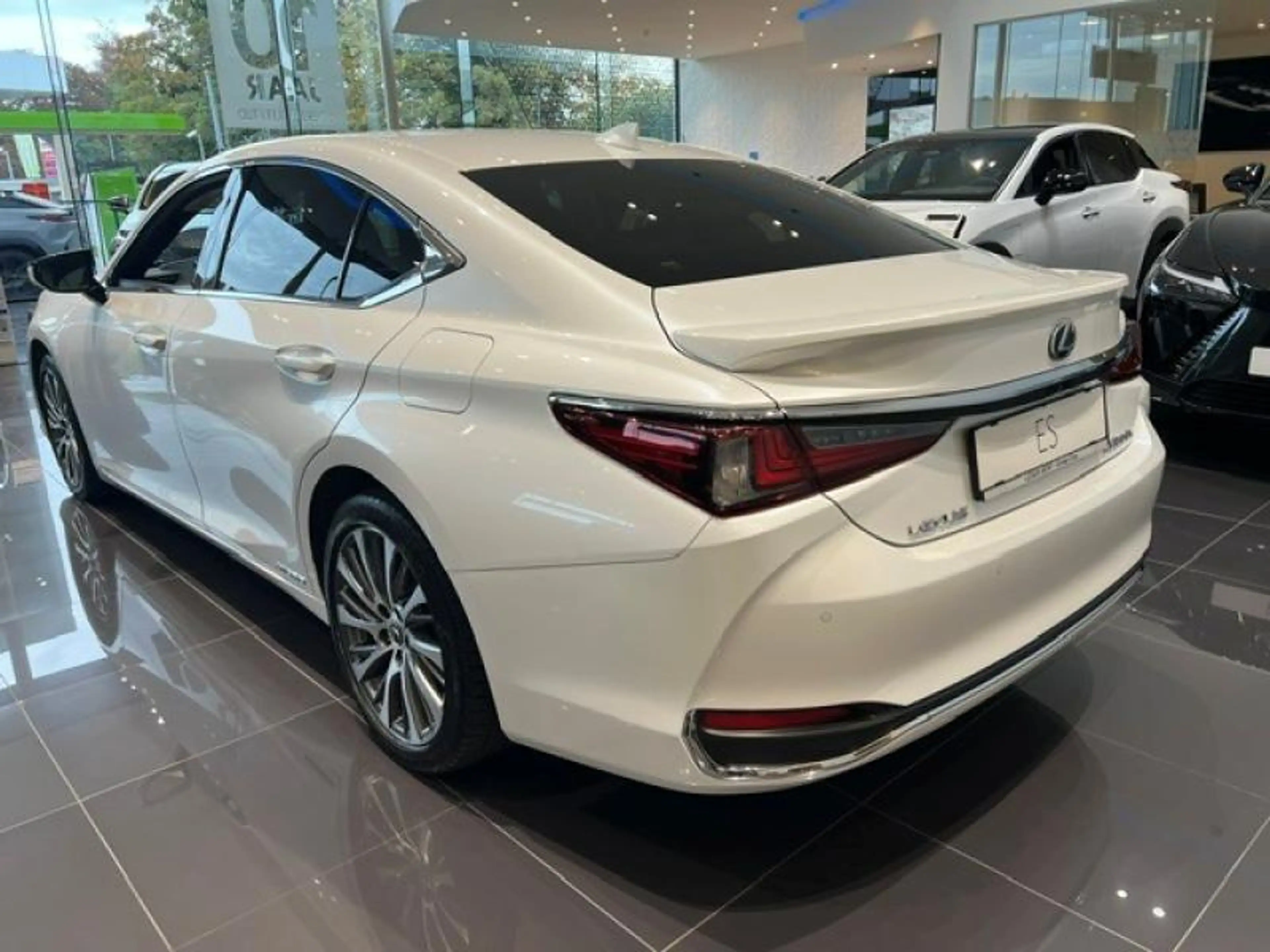 Lexus ES 300 Explore Line — photo 4