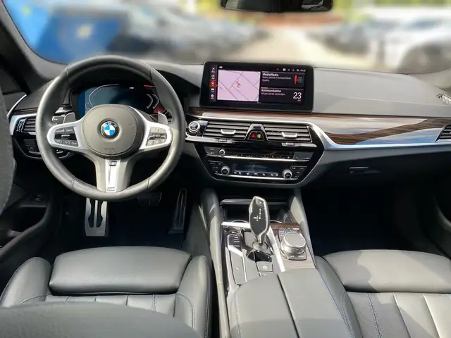 BMW 5 Series view 10