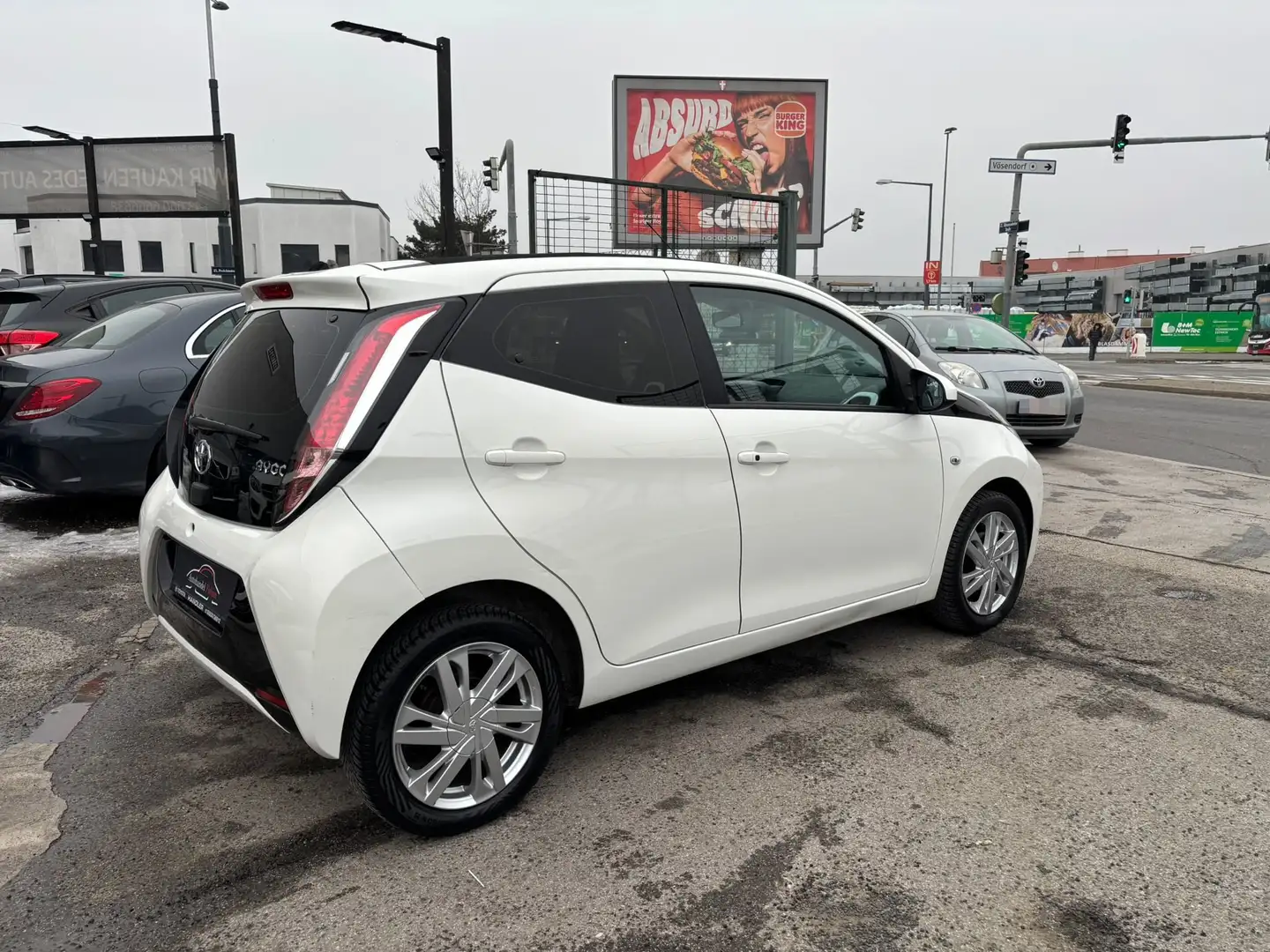 Toyota Aygo 1,0 VVT-i x-wave x-shift Sparsamer Kleinwagen Weiß - 2