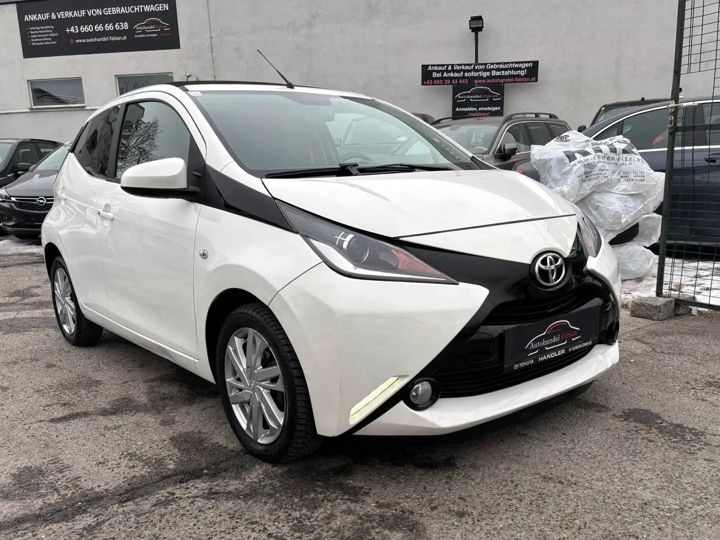Toyota Aygo 1,0 VVT-i x-wave x-shift Sparsamer Kleinwagen Weiß - 1