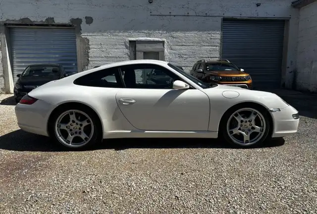 Porsche 911 view 7