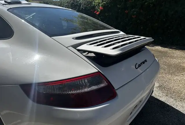 Porsche 911 view 5