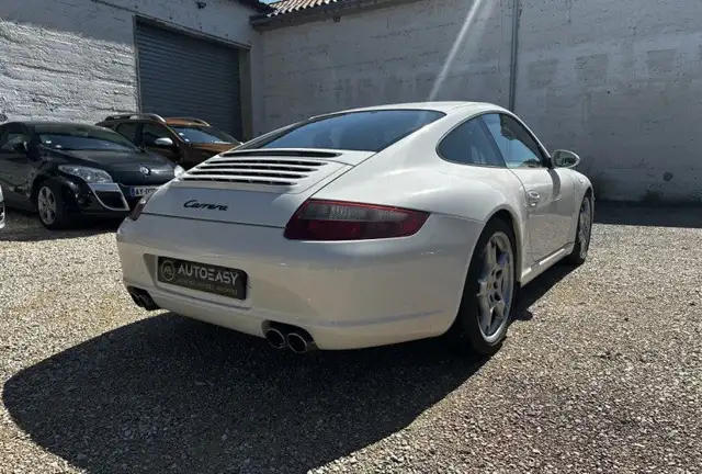 Porsche 911 view 6