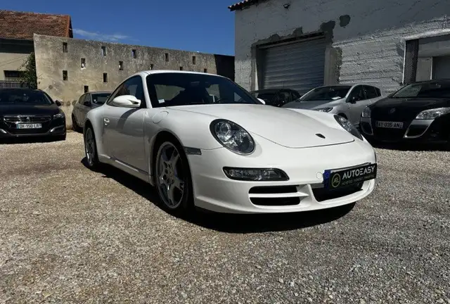 Porsche 911 view 8