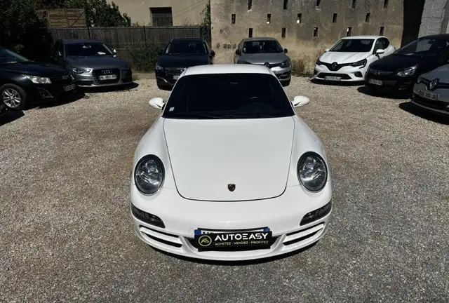 Porsche 911 view 11