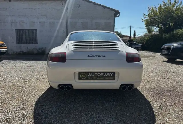 Porsche 911 view 3
