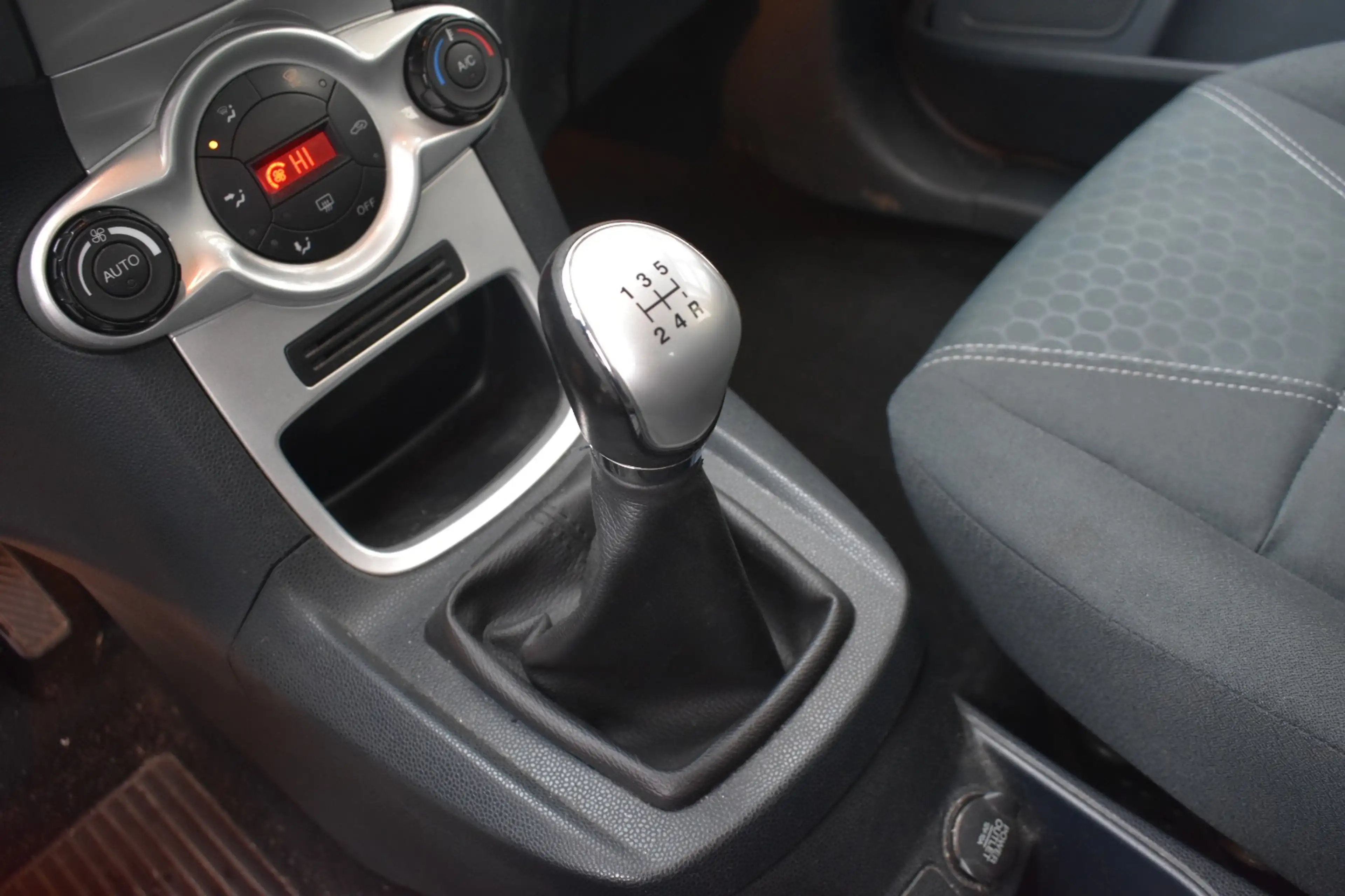 Ford Fiesta 1.25i Titanium Xenon / Airco / Alu Velg / Topstaat / Garantie — photo 15