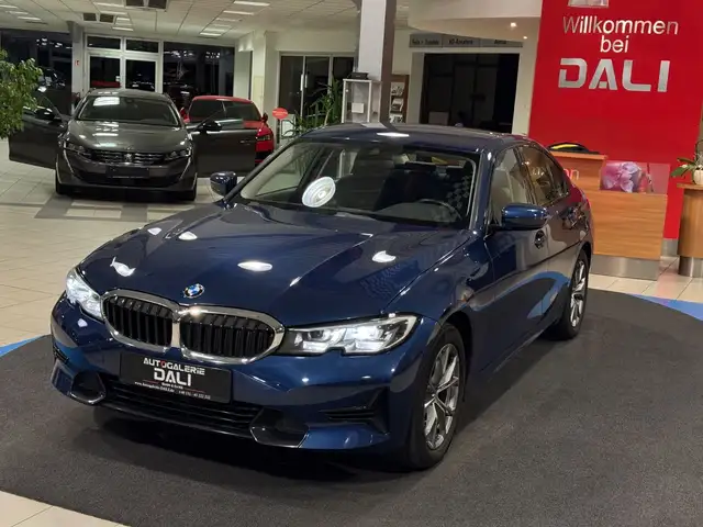 BMW 320 i Sport Line-LED-SHZ-CARPLAY-NAVIGATION-PDC-