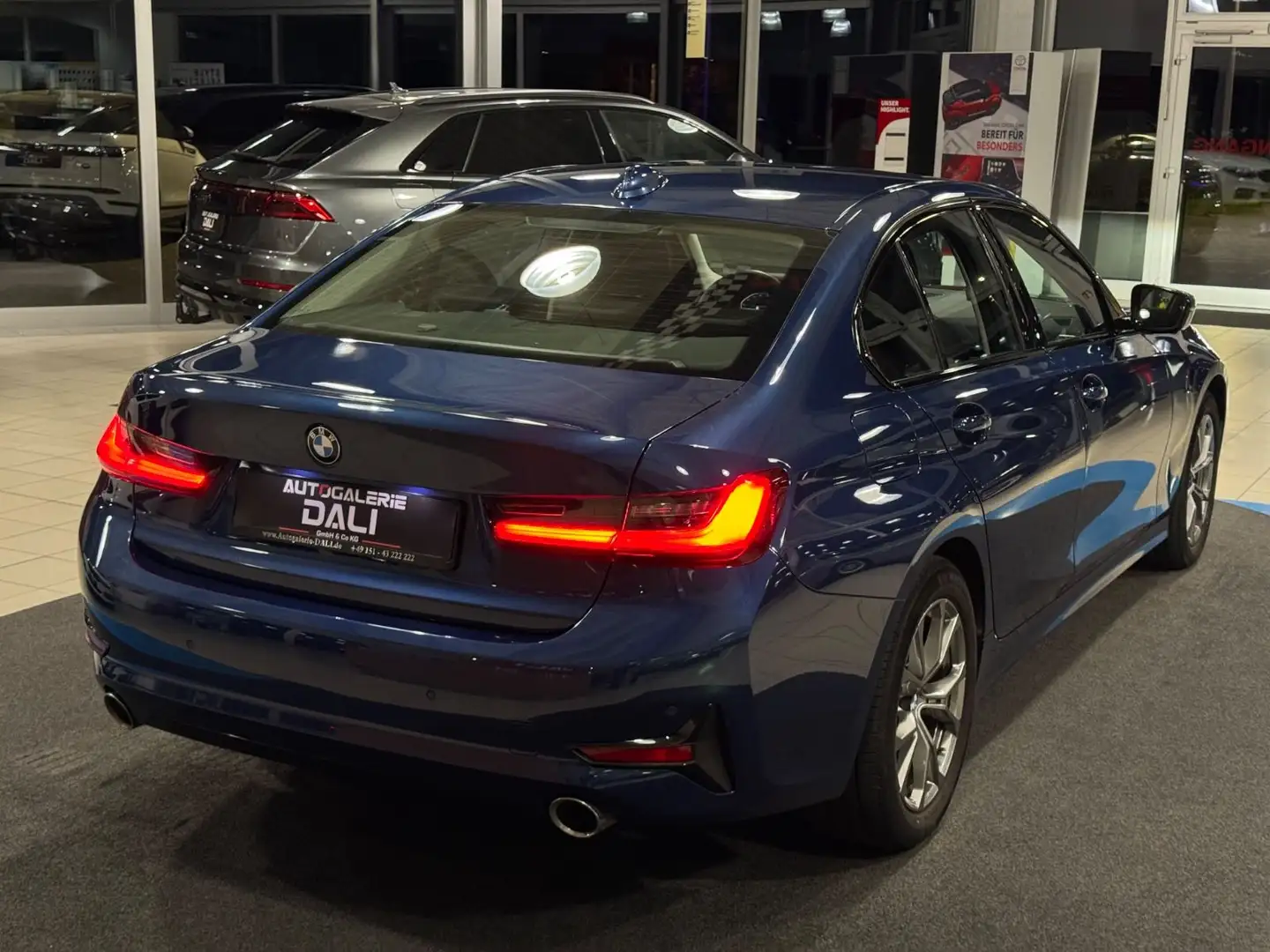 BMW 320 i Sport Line-LED-SHZ-CARPLAY-NAVIGATION-PDC- Modrá - 2